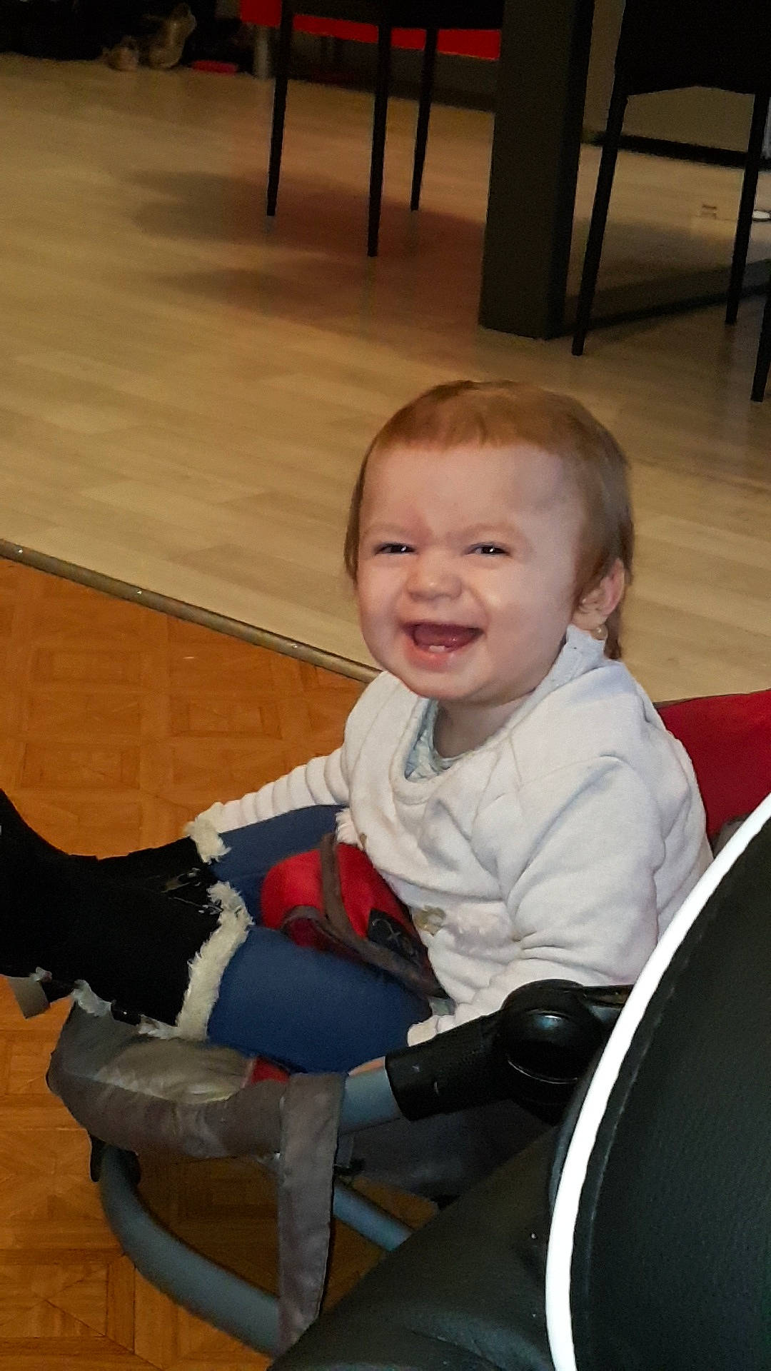 Louane participe au concours pour gagner de l'argent avec cette photo : boy, child, day, facial_expression, fun, girl, infant, joy, person, product, sitting, skin, smile, toddler