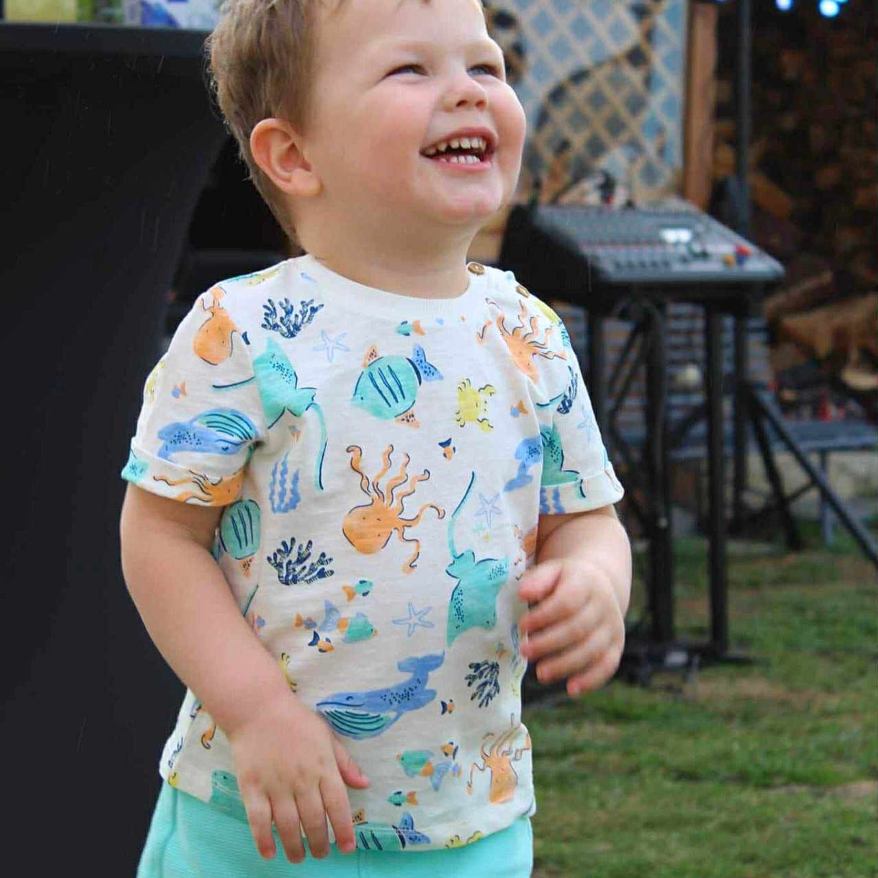 David participe au concours pour gagner de l'argent avec cette photo : balloons, casual_clothing, celebration, child, cute, daylight, fun, grass, happy, laughing, outdoor, party, playful, shirt, shorts, smiling, sound_equipment, summer, toddler, young