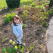 Mayla a rejoint le concours — aidez-le/la à gagner de superbes lots ! child, toddler, pacifier, garden, flowers, daffodils, park, spring, outdoor, soil, plants, greenery, pathway, sneakers, hoodie, portrait, candid, daylight, walking, exploration