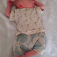 Lyam a rejoint le concours — aidez-le/la à gagner de superbes lots ! baby, sleeping, infant, towel, blanket, clothing, pajamas, pattern, palm_tree, cute, peaceful, resting, skin, foot, hand, head, soft, indoor, child, newborn