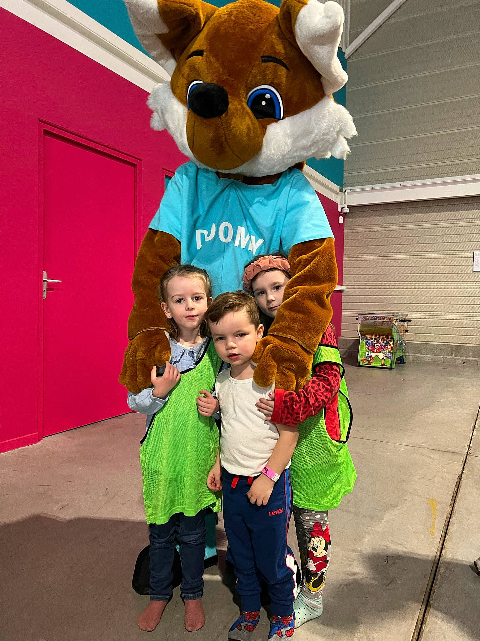 Tomy a rejoint le concours — aidez-le/la à gagner de superbes lots ! boot, child, costume, door, event, fawn, fun, fur, green, happy, headwear, leisure, mascot, party_supply, person, photograph, pink, recreation, snapshot, stuffed_toy
