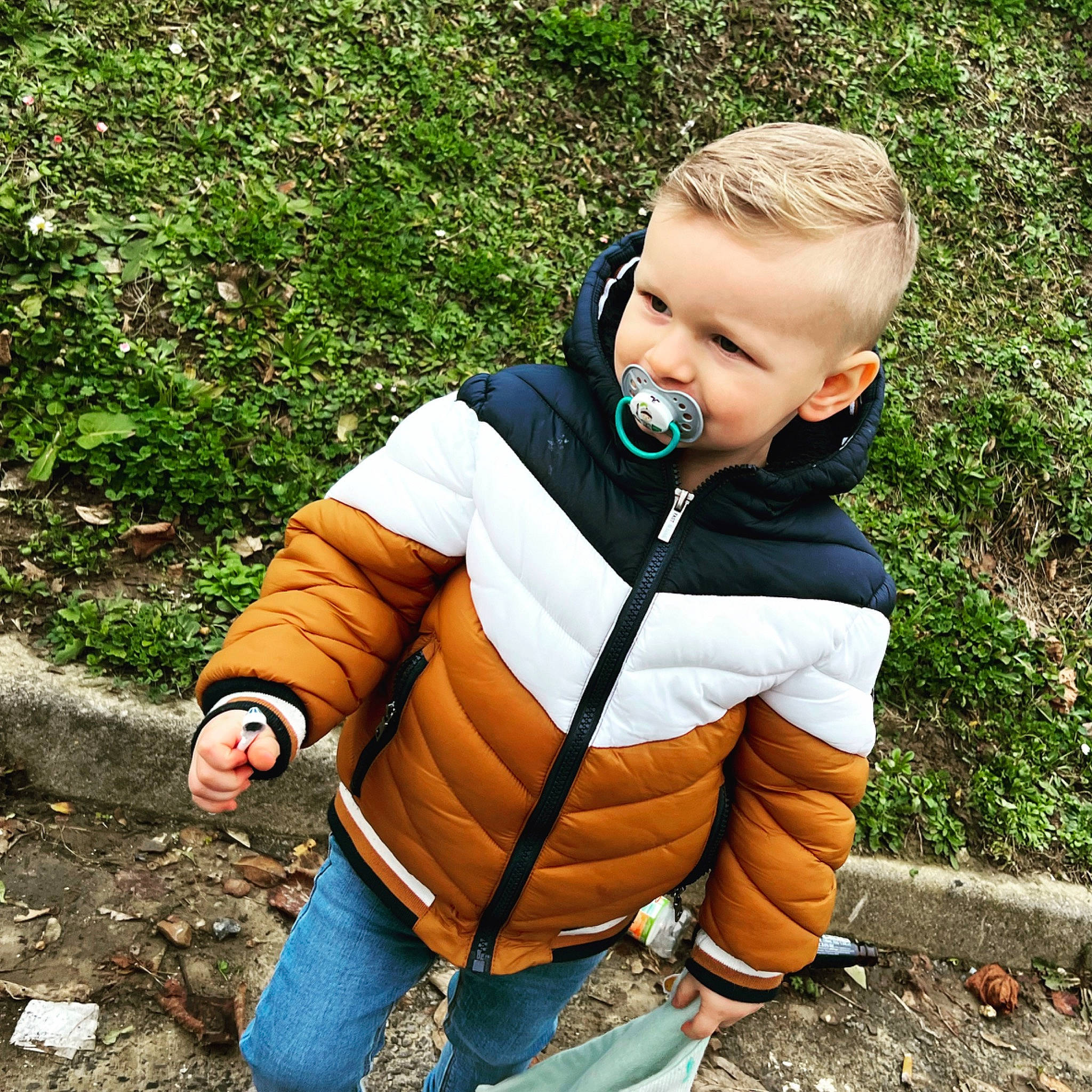 Tomy a rejoint le concours — aidez-le/la à gagner de superbes lots ! baby, baby_toddler_clothing, eye, eyewear, face, fun, grass, happy, head, human_body, leg, leisure, outerwear, people_in_nature, person, personal_protective_equipment, plant, recreation, sitting, sleeve