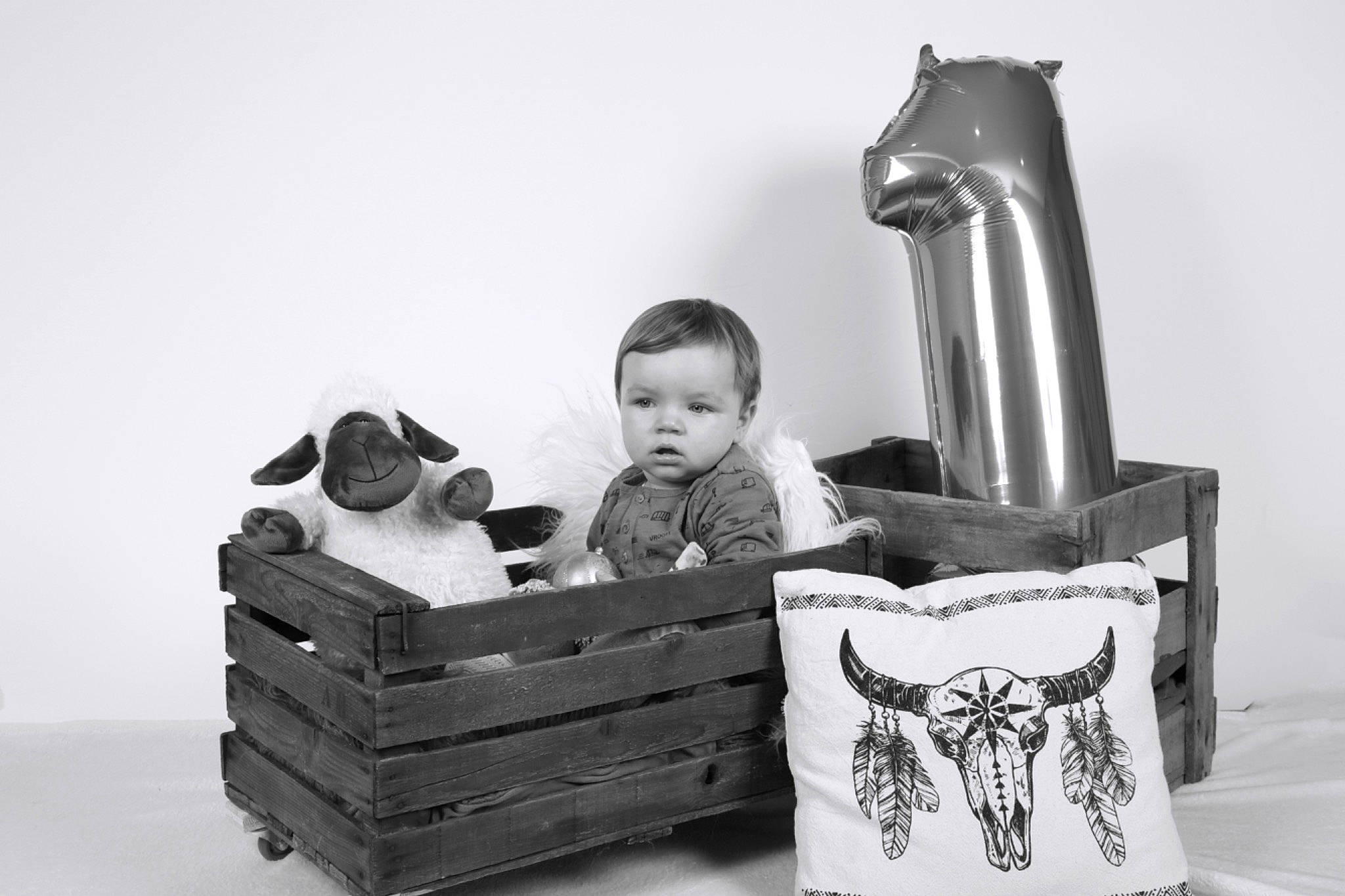 Charlie participe au concours pour gagner de l'argent avec cette photo : black_and_white, child, person, photograph, photography, still_life_photography, stock_photography, style, toddler