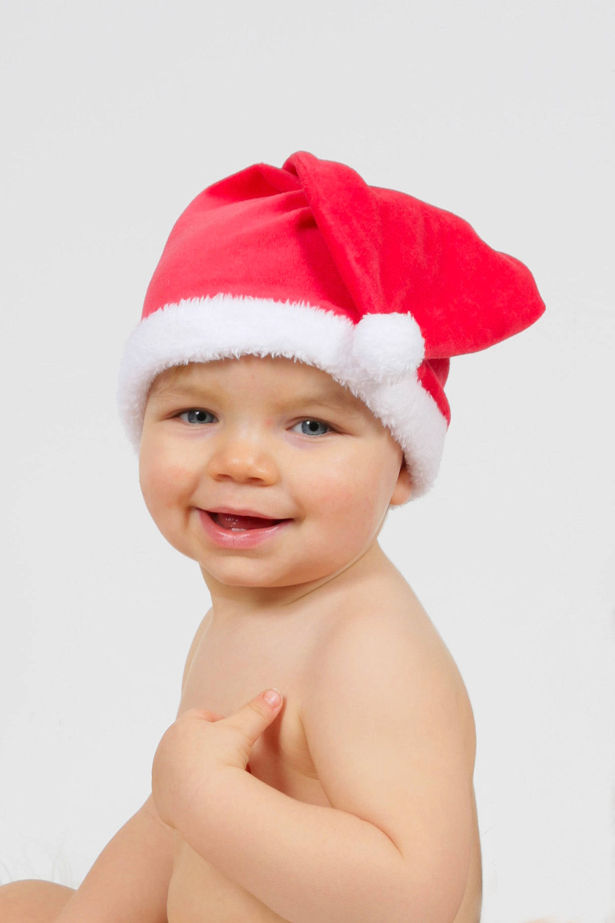 Charlie participe au concours pour gagner de l'argent avec cette photo : baby, baby_laughing, beanie, bonnet, cap, child, christmas, costume_accessory, costume_hat, fictional_character, headgear, headwear, joy, person, red, santa_claus, smile, toddler, white