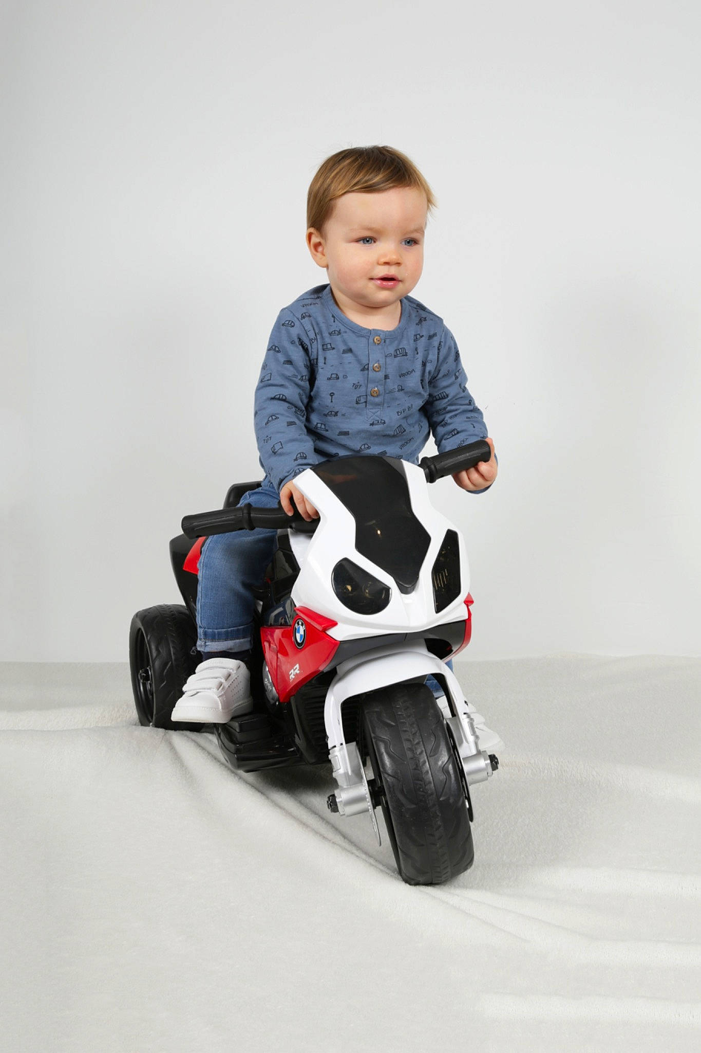 Charlie participe au concours pour gagner de l'argent avec cette photo : automotive_design, automotive_tire, automotive_wheel_system, car, child, motorcycle, person, photography, rim, toddler, vehicle, wheel