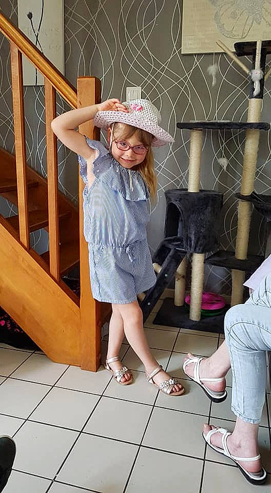 Julie a rejoint le concours — aidez-le/la à gagner de superbes lots ! fashion_accessory, footwear, hat, headgear, headwear, joy, leg, person, photography, sandal, shoe, sun_hat, vacation