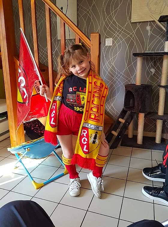 Julie participe au concours pour gagner de l'argent avec cette photo : child, joy, person, play, toddler