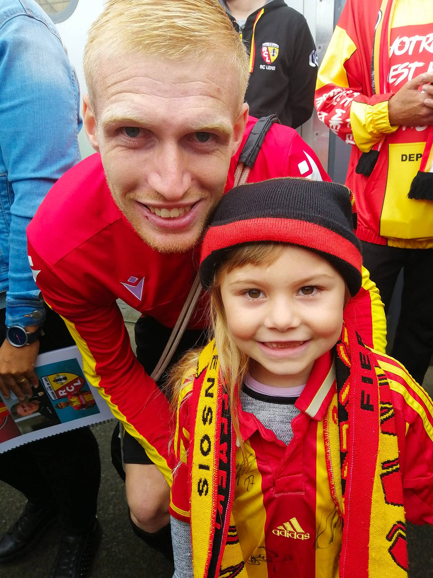 Julie a rejoint le concours — aidez-le/la à gagner de superbes lots ! child, event, fan, fun, headwear, joy, people, person, photography, product, skin, smile, vacation, yellow