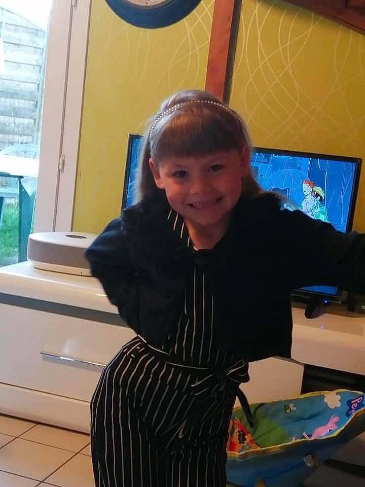 Julie participe au concours pour gagner de l'argent avec cette photo : child, joy, person, smile, toddler