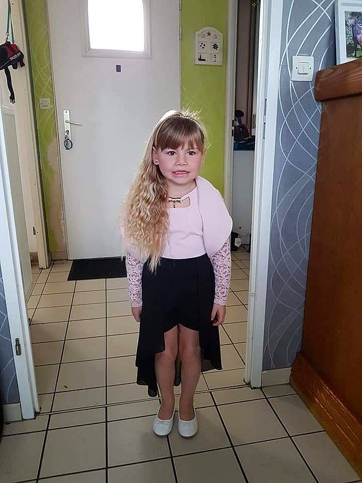 Julie a rejoint le concours — aidez-le/la à gagner de superbes lots ! child, dress, floor, flooring, footwear, leg, person, room, shoe, shoulder, standing, toddler