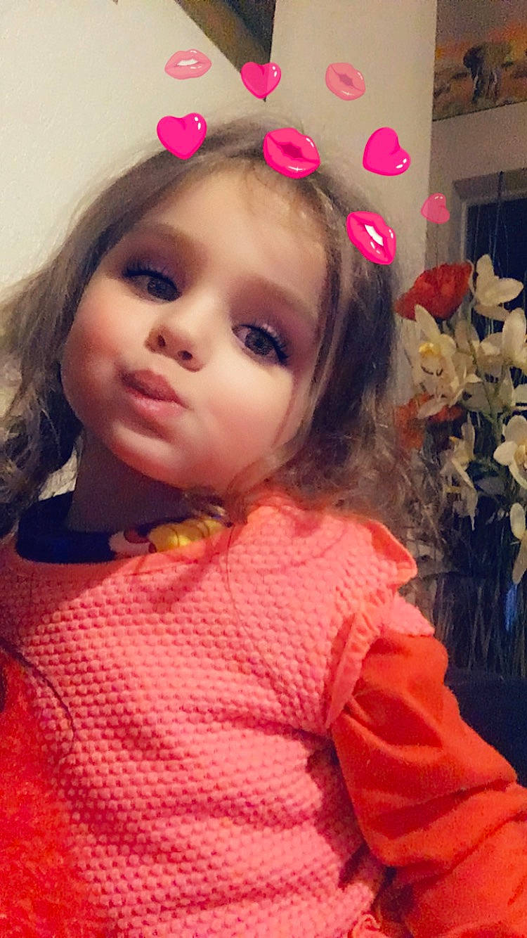 Maïlys participe au concours pour gagner de l'argent avec cette photo : brown_hair, cheek, child, child_model, face, forehead, hair, hair_accessory, hair_coloring, headband, lip, nose, person, pink, smile, toddler