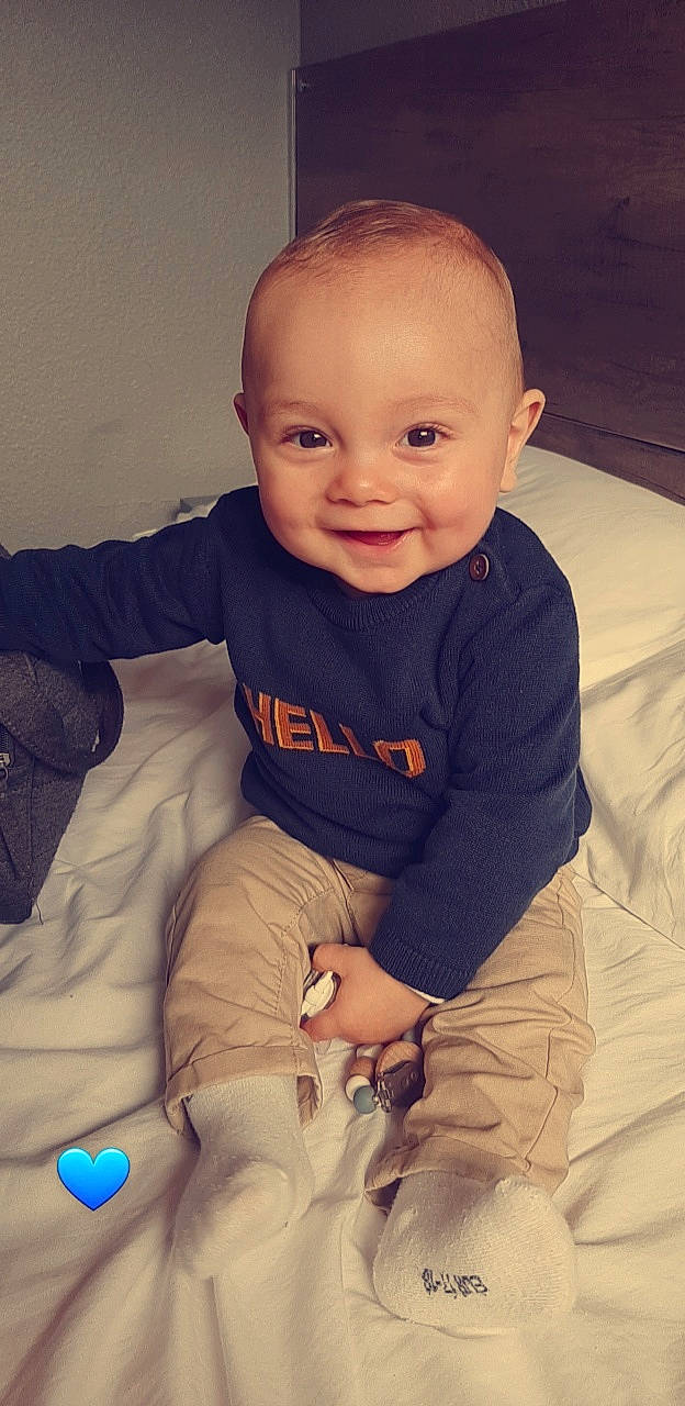 Milann participe au concours pour gagner de l'argent avec cette photo : arm, baby_toddler_clothing, cheek, chin, comfort, cool, facial_expression, finger, happy, head, human_body, iris, joy, lip, mouth, nose, person, skin, sleeve, smile