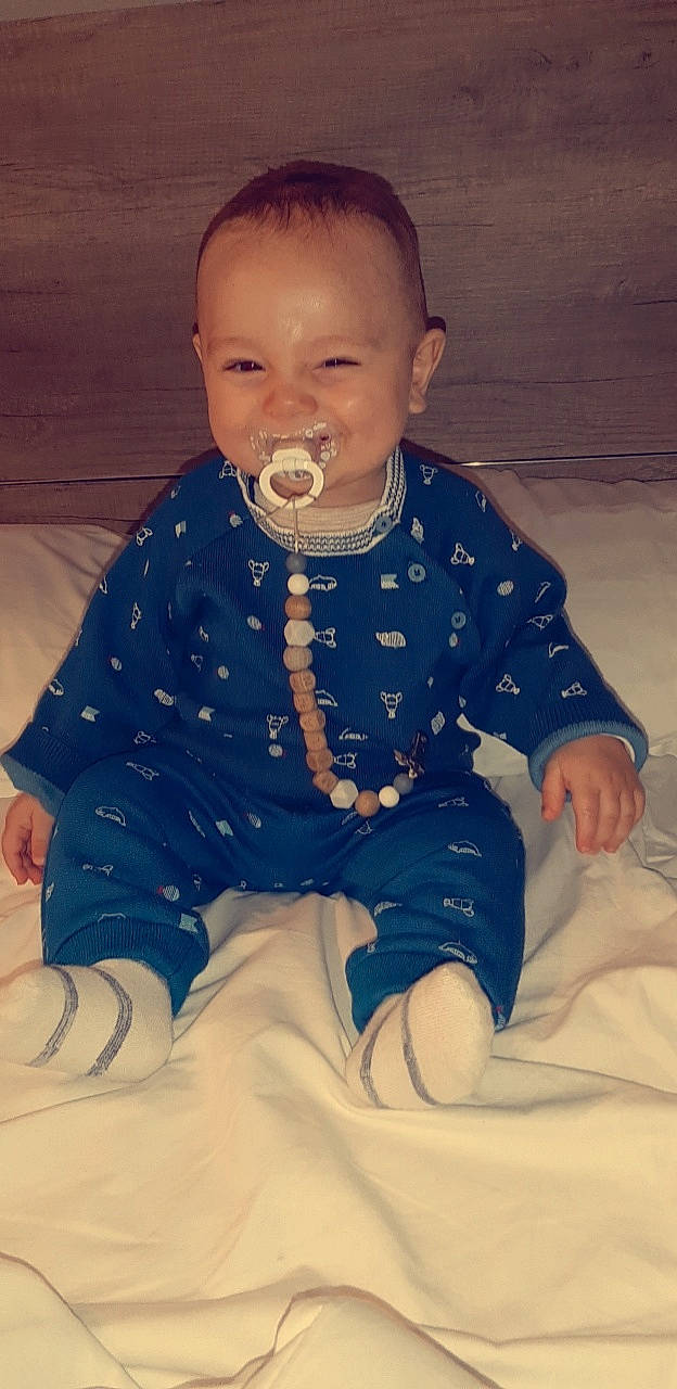 Milann a rejoint le concours — aidez-le/la à gagner de superbes lots ! arm, baby, baby_toddler_clothing, cheek, child, comfort, facial_expression, finger, flooring, fun, happy, head, human_body, iris, mouth, person, skin, sleeve, standing, t_shirt