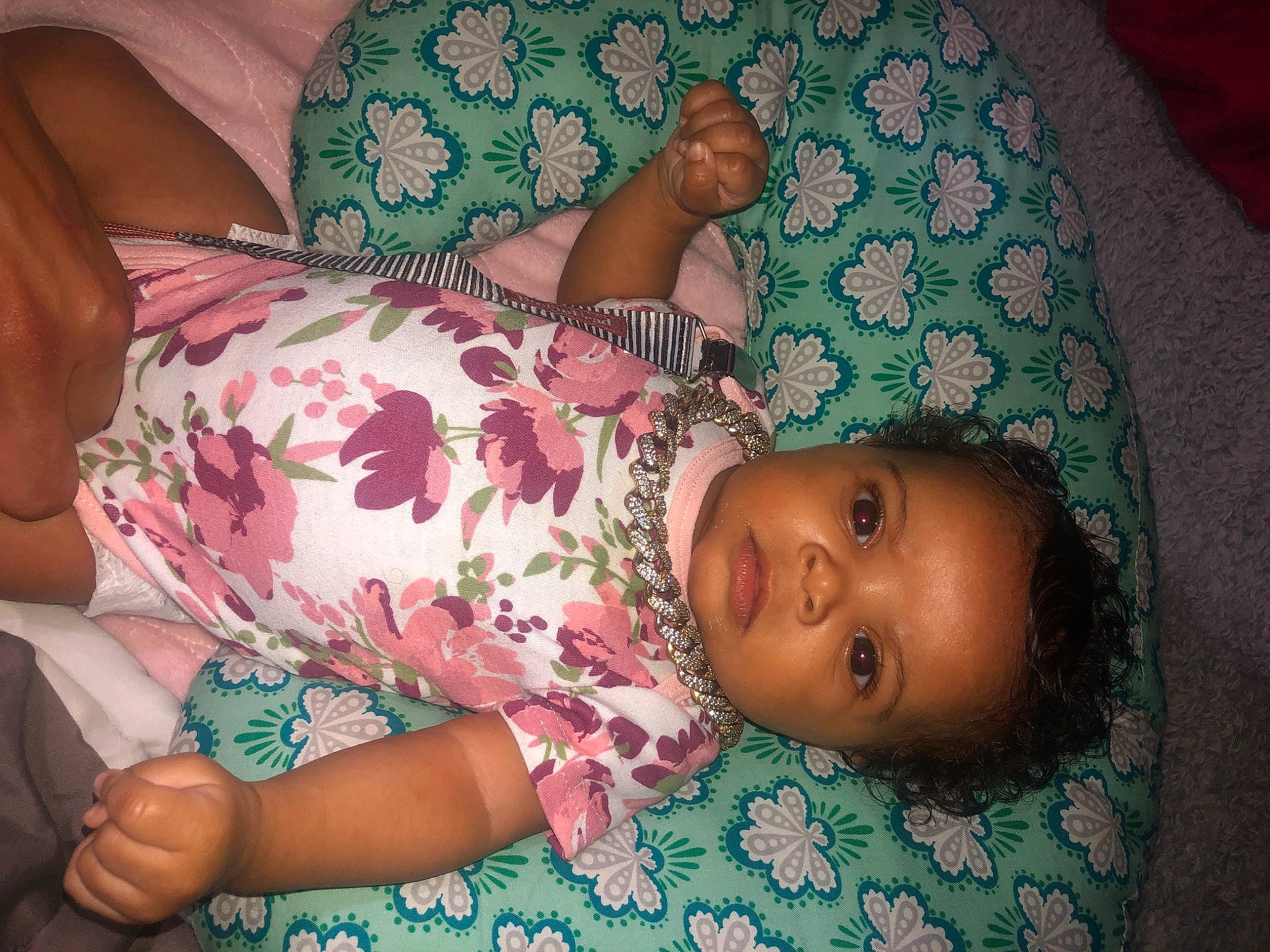 Naja is registered to the contest to win money with this photo: arm, cheek, comfort, eye, face, facial_expression, finger, hair, hand, head, human_body, iris, leg, mouth, muscle, nose, organ, person, pink, skin