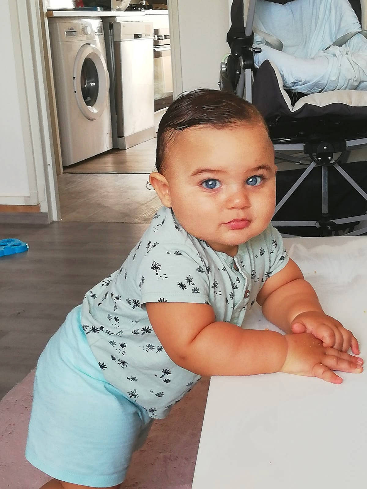 Zayn participe au concours pour gagner de l'argent avec cette photo : baby_toddler_clothing, chair, clothes_dryer, fashion_design, floor, flooring, foot, human_leg, joint, knee, person, sitting, skin, sleeve, sportswear, t_shirt, thigh, toddler, trunk, washing_machine