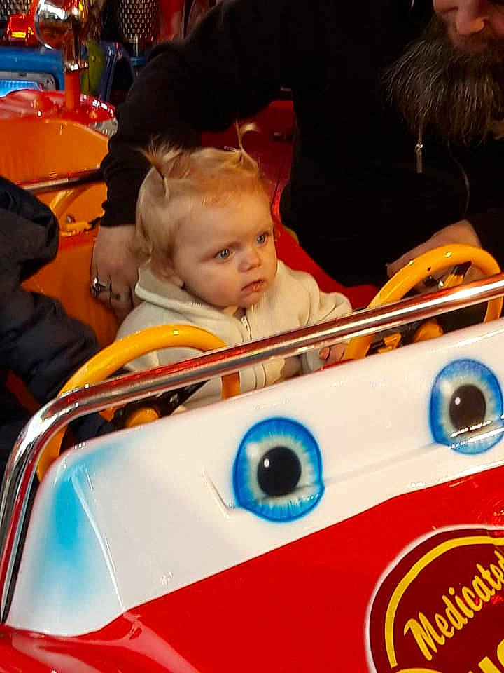 Joyce a rejoint le concours — aidez-le/la à gagner de superbes lots ! car, child, fun, girl, person, product, recreation, toddler