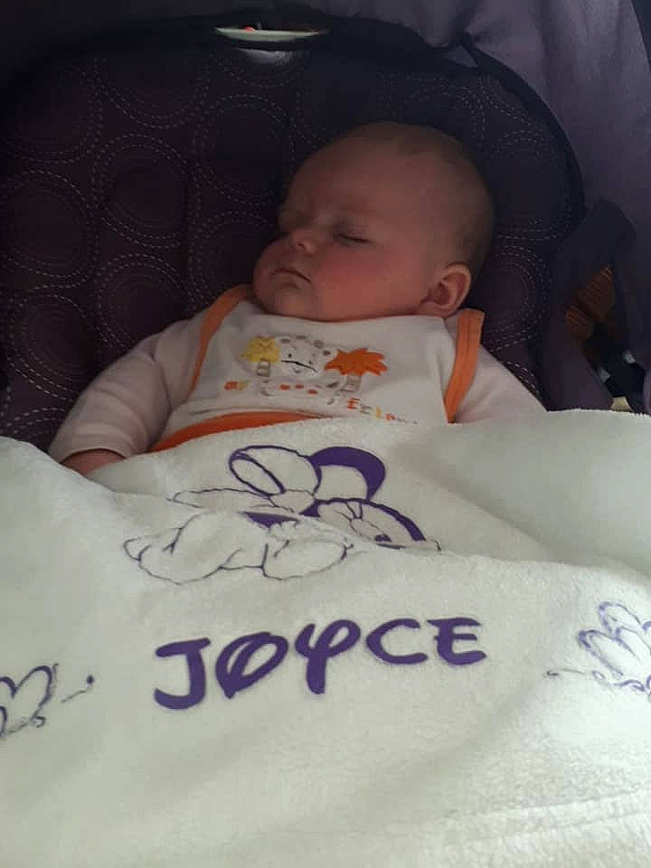 Joyce a rejoint le concours — aidez-le/la à gagner de superbes lots ! baby_products, bed, bedtime, cheek, child, day, finger, infant, nap, nose, person, product, skin, sleep, textile, toddler