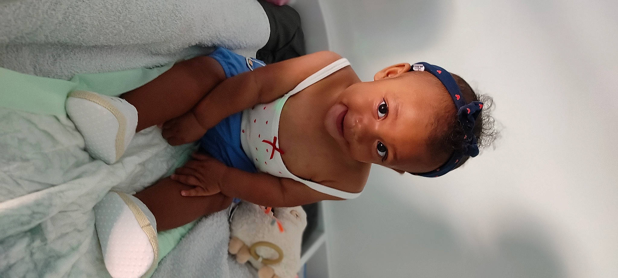 Calie participe au concours pour gagner de l'argent avec cette photo : arm, baby, baby_toddler_clothing, cheek, comfort, elbow, eye, eyelash, finger, glasses, hand, happy, headgear, joint, lip, mouth, neck, nose, person, skin