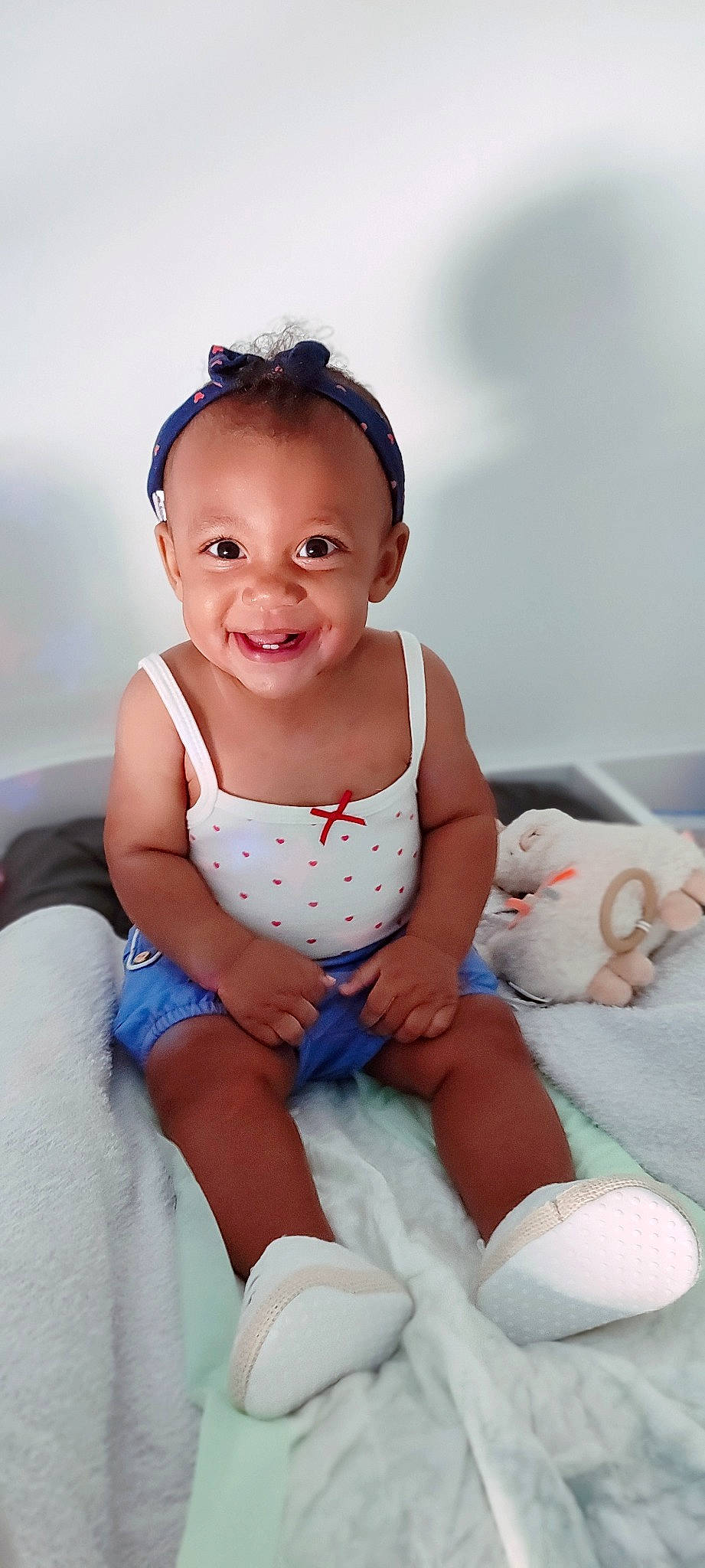 Calie a rejoint le concours — aidez-le/la à gagner de superbes lots ! arm, baby, baby_toddler_clothing, cheek, comfort, dress, eye, face, hairstyle, happy, head, human, iris, joy, person, pink, skin, sleeve, smile, standing