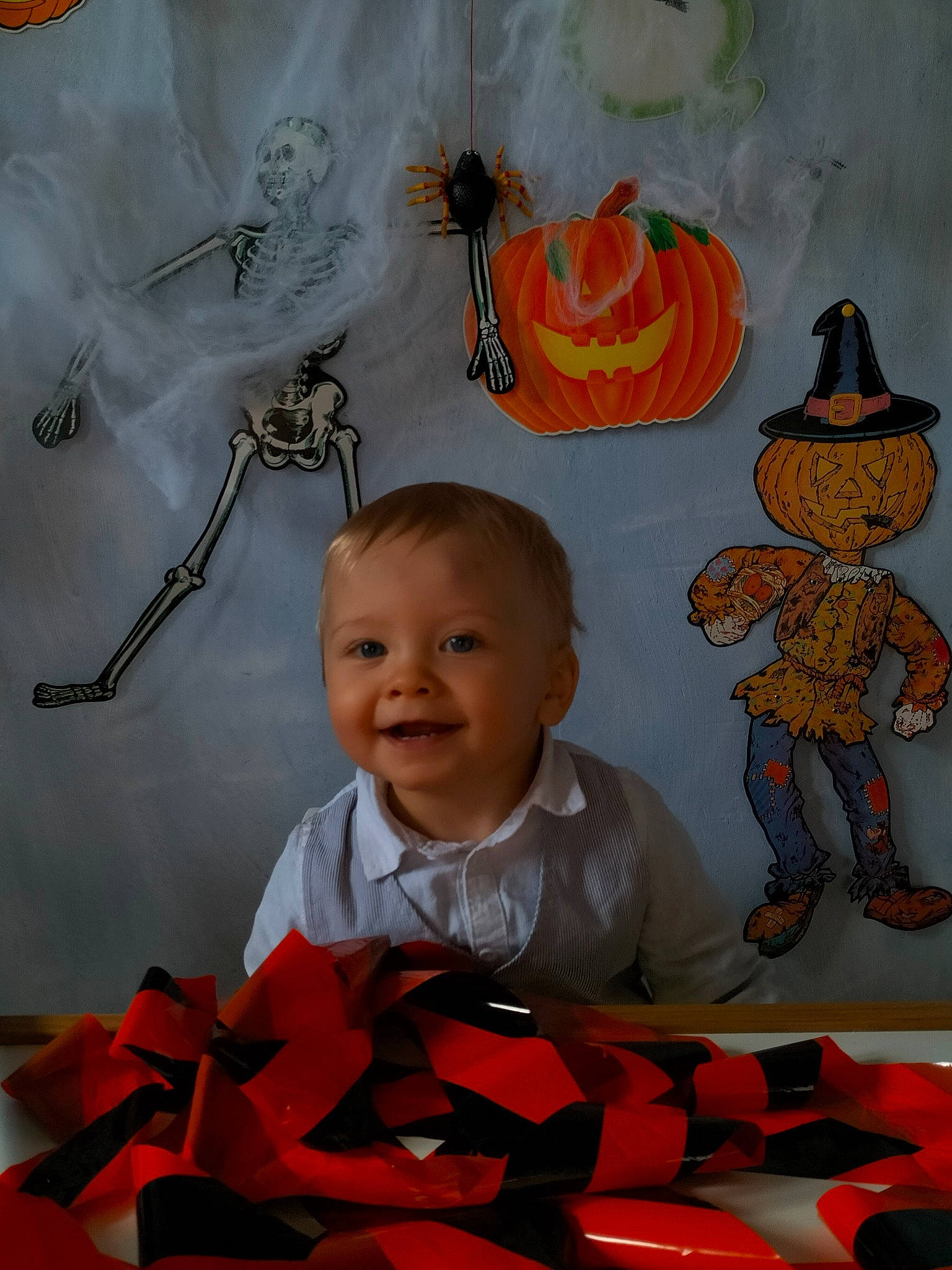 Mylo a rejoint le concours — aidez-le/la à gagner de superbes lots ! art, baby, baby_toddler_clothing, calabaza, child, cucurbita, flooring, gourd, happy, joy, orange, organ, person, product, pumpkin, red, smile, textile, toddler, vegetable