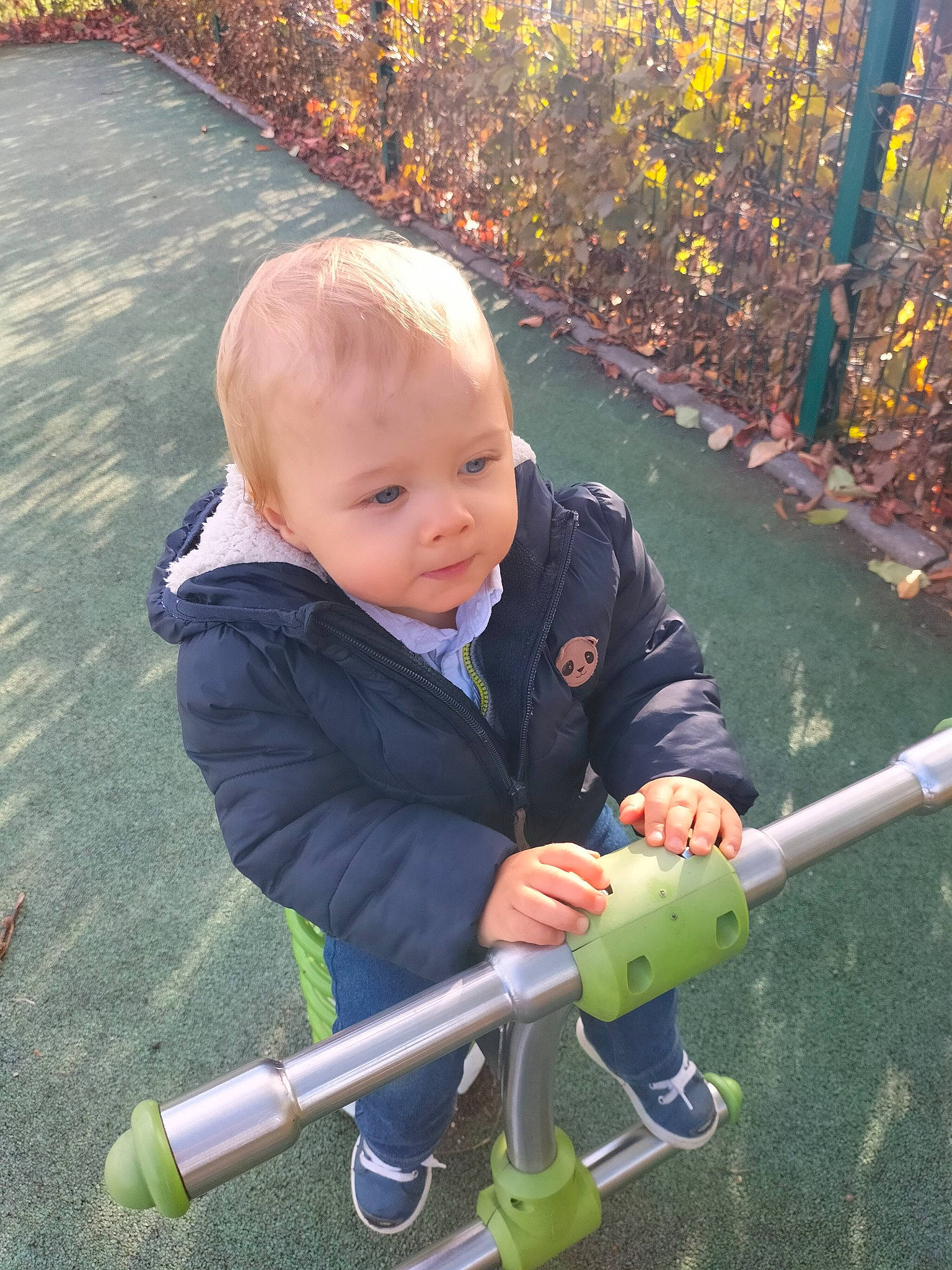 Mylo a rejoint le concours — aidez-le/la à gagner de superbes lots ! autumn, baby, baby_products, baby_toddler_clothing, child, fun, grass, happy, jacket, lake, leisure, people_in_nature, person, plant, play, recreation, sitting, smile, toddler, water