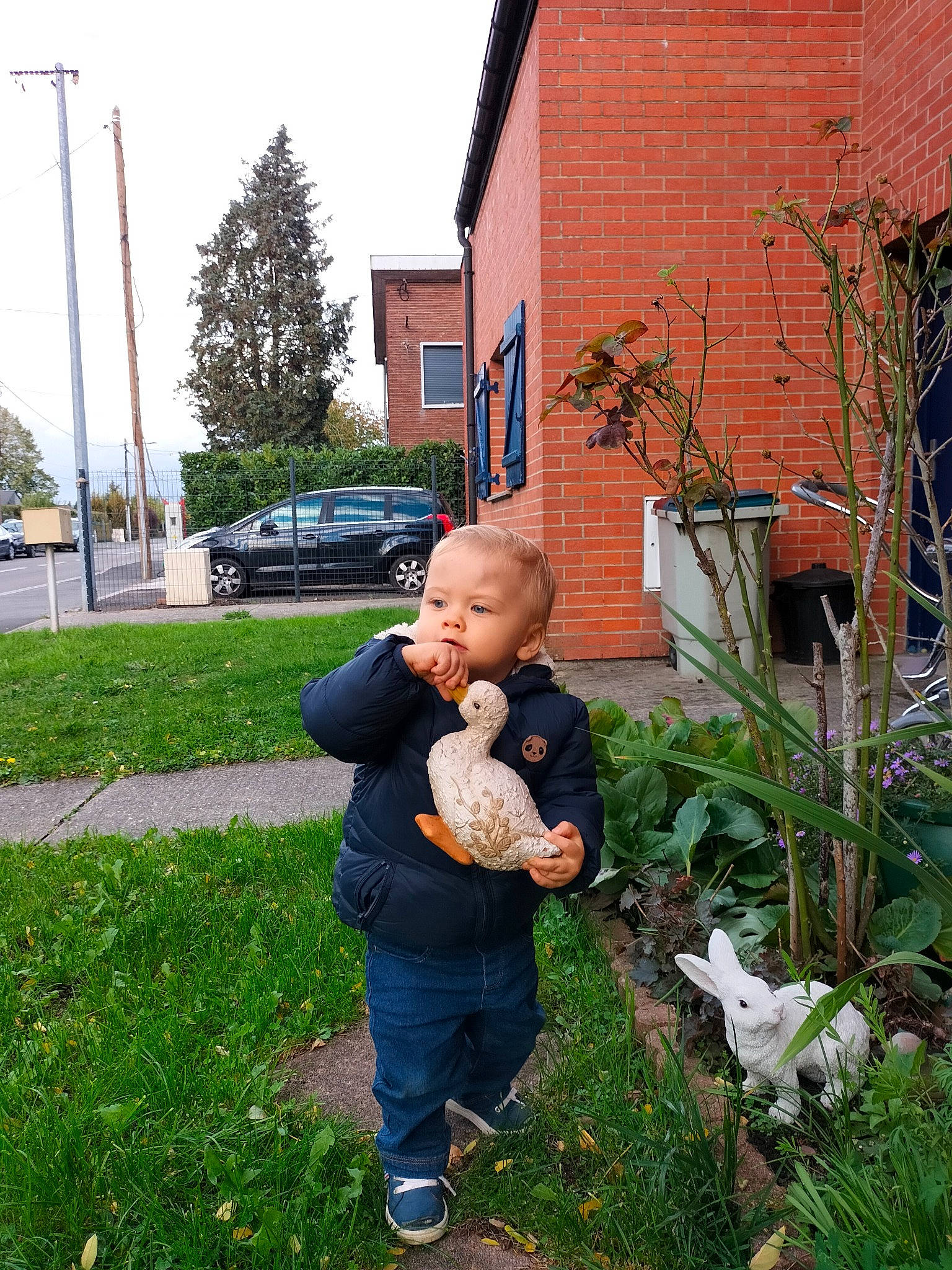 Mylo participe au concours pour gagner de l'argent avec cette photo : building, car, child, family_car, garden, grass, house, landscaping, lawn, lawn_ornament, leisure, people_in_nature, person, plant, shrub, sky, tire, toddler, tree, wheel