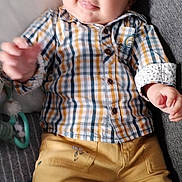 Livio a rejoint le concours — aidez-le/la à gagner de superbes lots ! baby, child, clothing, couch, cozy, cute, face, hand, happy, head, home, indoor, infant, person, pillow, plaid_shirt, relaxing, sitting, smiling, yellow_pants