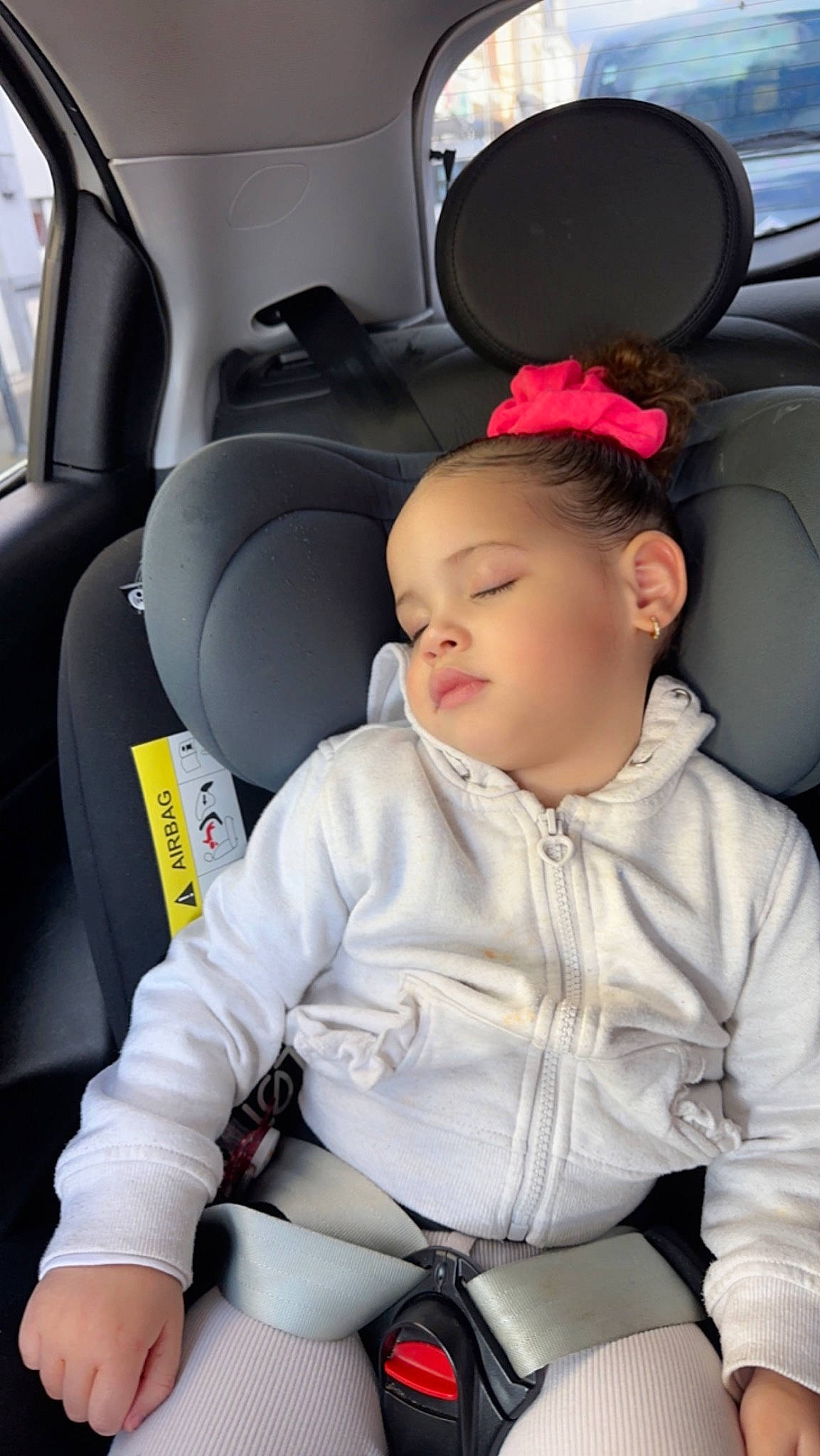 Kataleïya a rejoint le concours — aidez-le/la à gagner de superbes lots ! auto_part, automotive_design, baby, car, car_seat, car_seat_cover, child, comfort, family_car, head_restraint, luxury_vehicle, motor_vehicle, person, seat_belt, sitting, steering_wheel, thigh, toddler, vehicle, vehicle_door