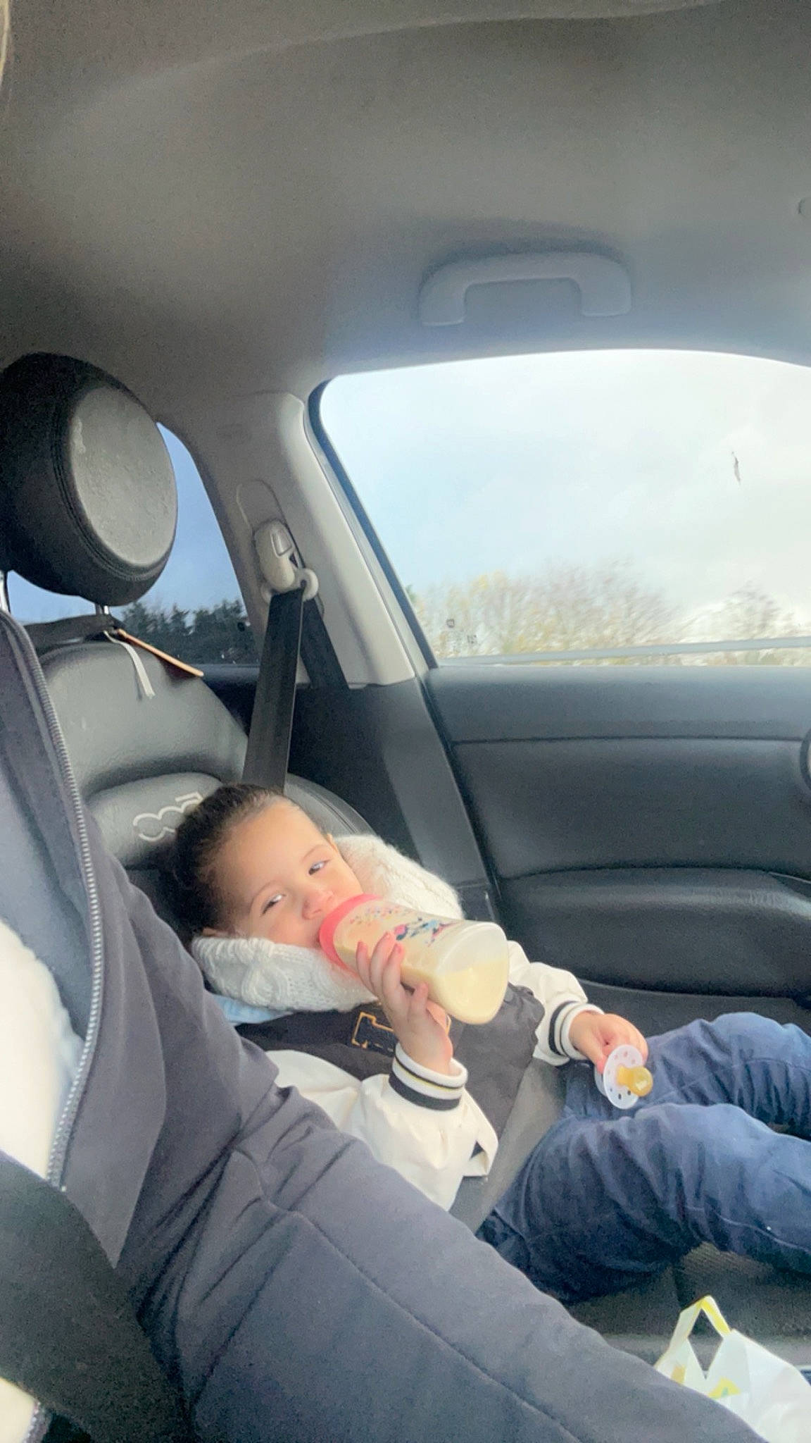 Kataleïya a rejoint le concours — aidez-le/la à gagner de superbes lots ! auto_part, automotive_design, automotive_exterior, baby_in_car_seat, car, car_seat, car_seat_cover, comfort, head_restraint, hood, mode_of_transport, motor_vehicle, person, personal_luxury_car, seat_belt, steering_part, steering_wheel, toddler, vehicle, vehicle_door