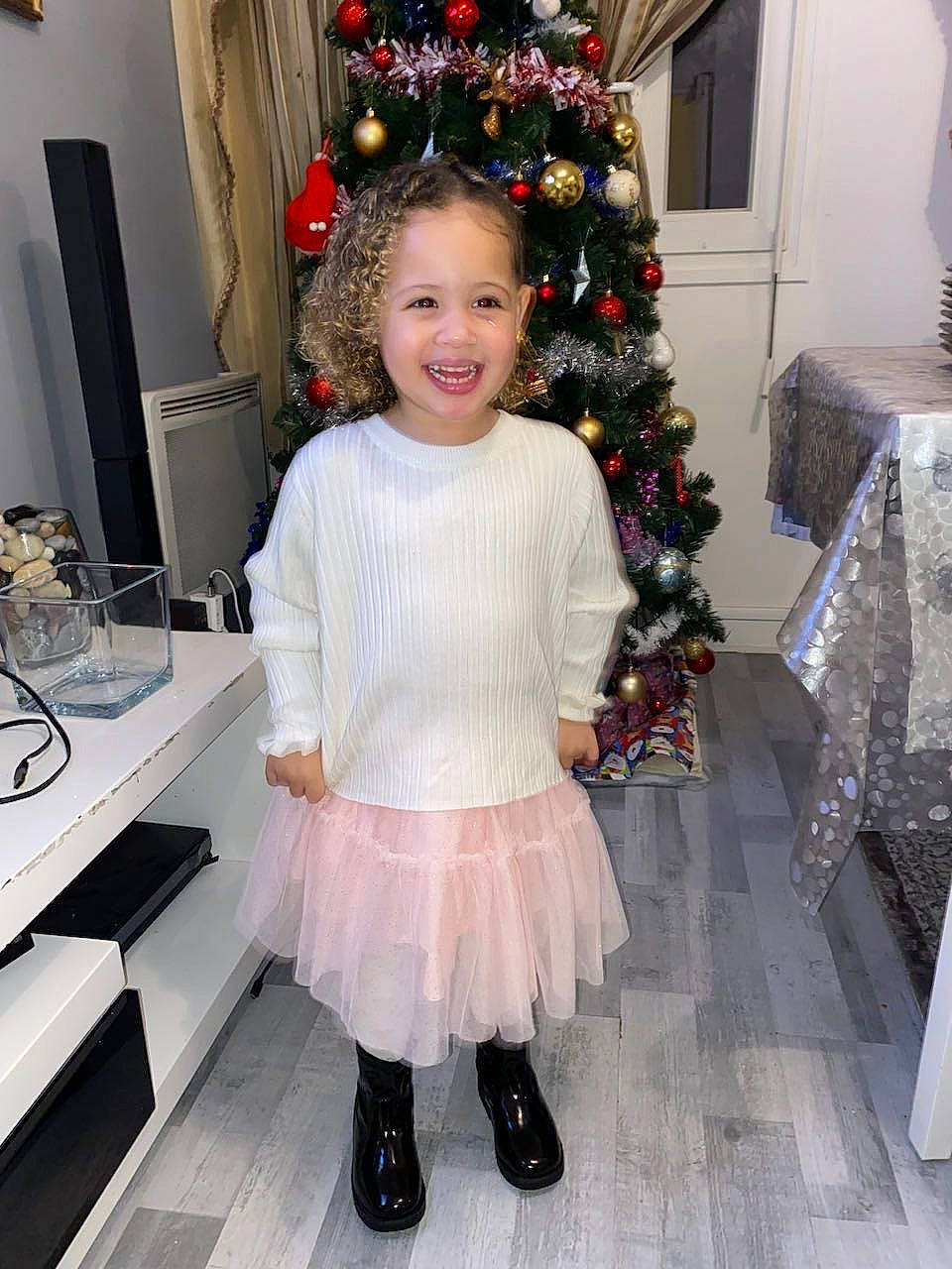 Kataleïya participe au concours pour gagner de l'argent avec cette photo : child, christmas, christmas_decoration, christmas_ornament, christmas_tree, conifer, event, fashion_design, happy, holiday, holiday_ornament, human_leg, joy, ornament, person, sleeve, smile, sock, toddler, tree