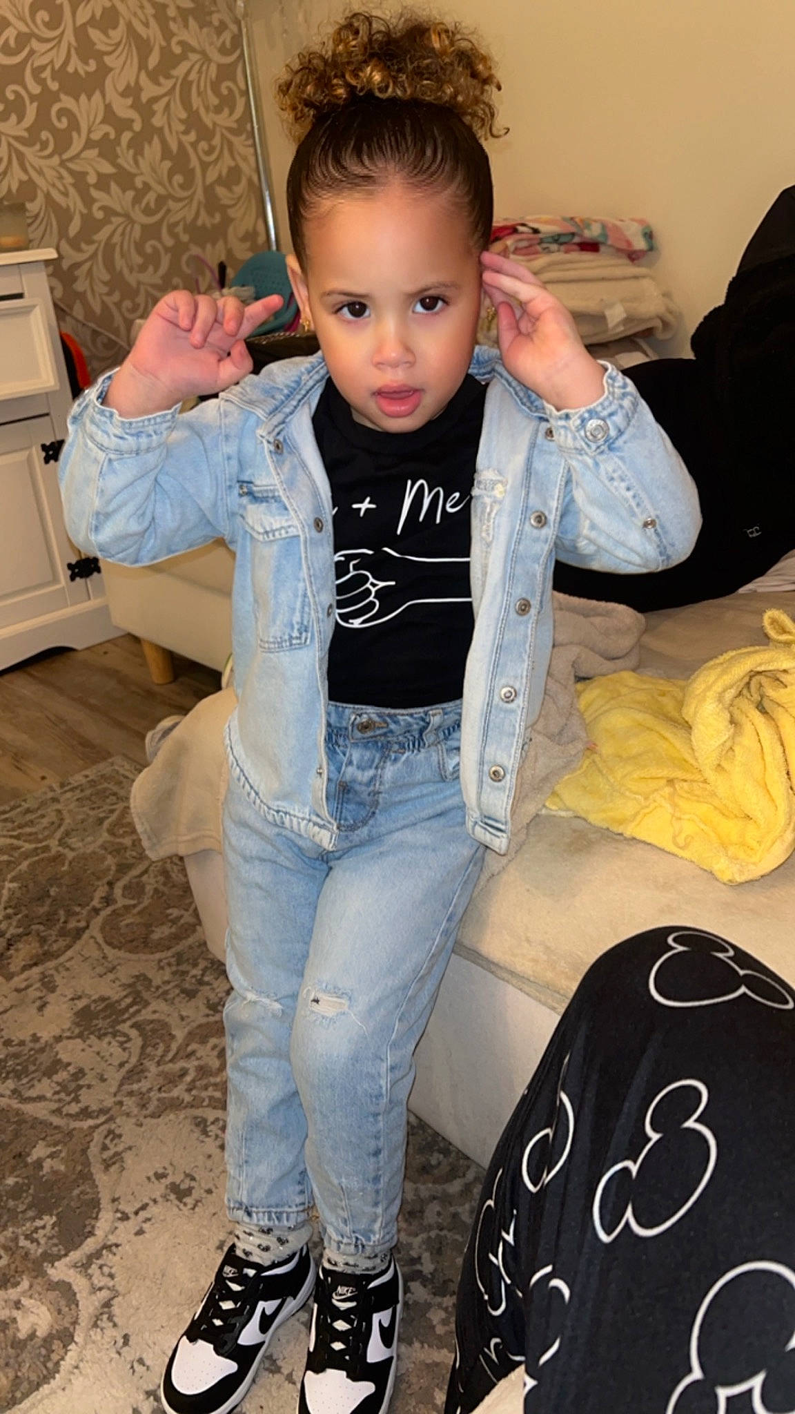 Kataleïya participe au concours pour gagner de l'argent avec cette photo : black, chair, child, cool, denim, electric_blue, fashion, fashion_accessory, fashion_design, flooring, fun, human_leg, pattern, person, sitting, sleeve, t_shirt, textile, thigh, trunk