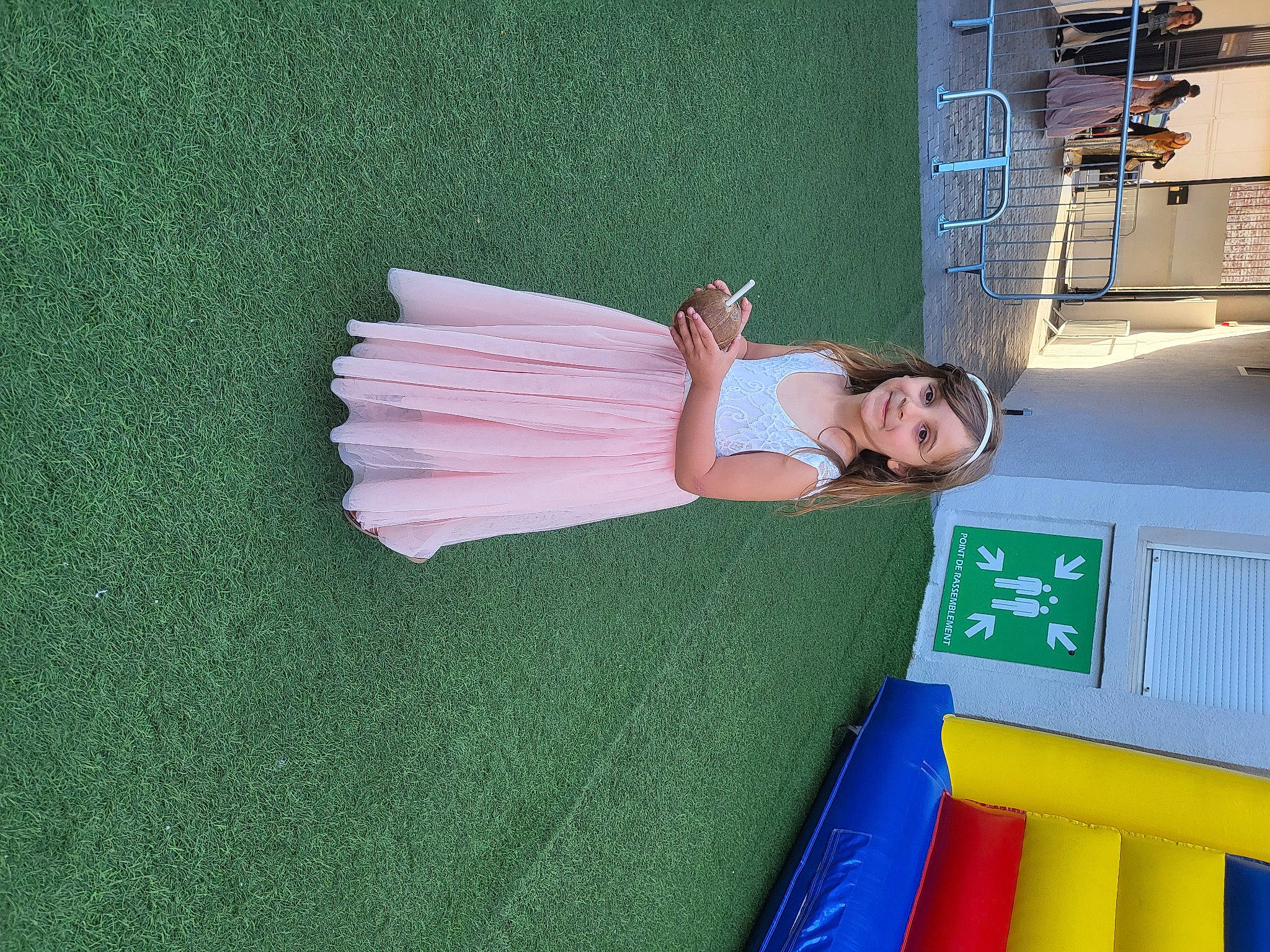 Nawel a rejoint le concours — aidez-le/la à gagner de superbes lots ! elbow, electric_blue, fun, inflatable, joy, leisure, machine, person, recreation, room, shelf, smile, wood