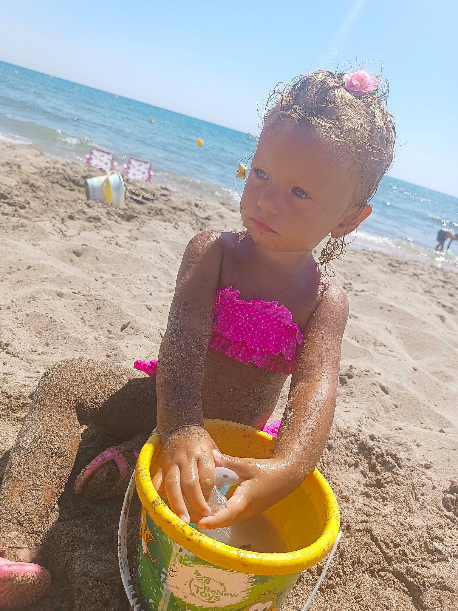 Djayliss a rejoint le concours — aidez-le/la à gagner de superbes lots ! beach, brassiere, coast, fun, happy, leisure, outdoor_furniture, people_in_nature, people_on_beach, person, sand, sandal, shore, sitting, sky, summer, swimwear, thigh, toddler, travel