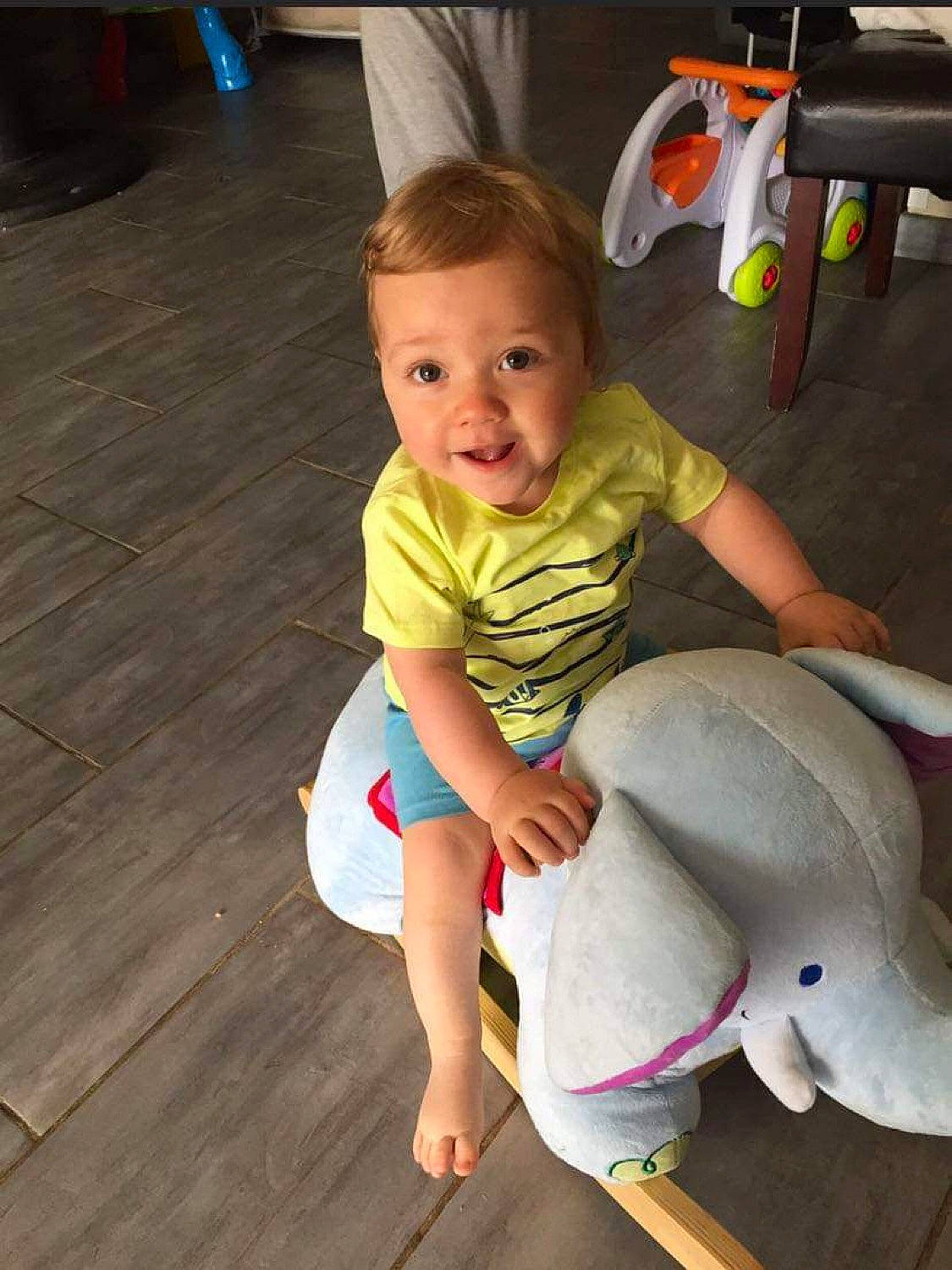 Maxime participe au concours pour gagner de l'argent avec cette photo : baby_toddler_clothing, chair, finger, floor, flooring, fun, hand, happy, hardwood, head, joint, lap, leisure, person, shoulder, skin, smile, t_shirt, thigh, toddler