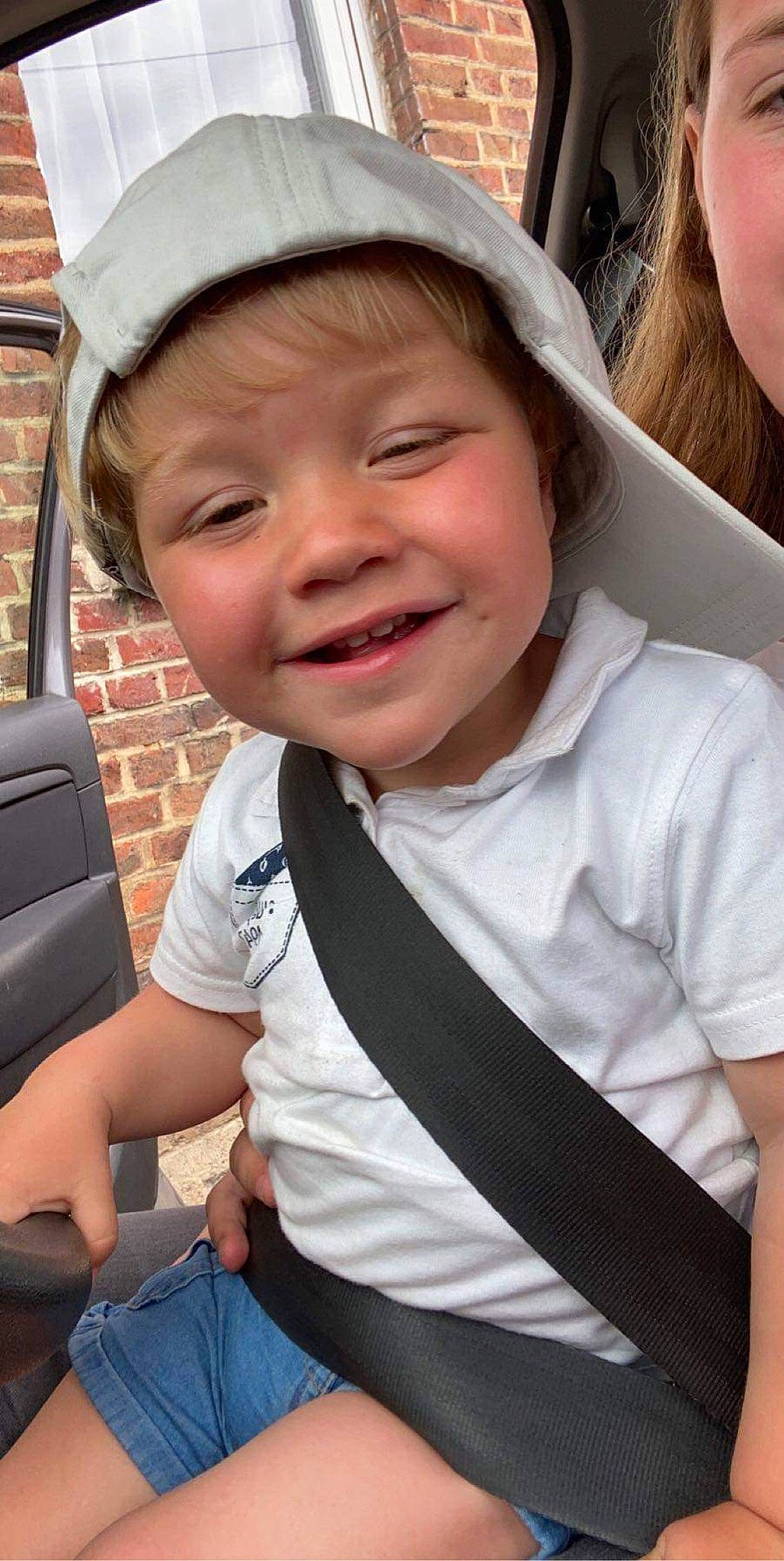 Maxime participe au concours pour gagner de l'argent avec cette photo : baby, cap, child, cool, dress_shirt, facial_expression, fashion_accessory, formal_wear, fun, happy, hat, headgear, joy, leisure, lip, mouth, people, person, sitting, sleeve