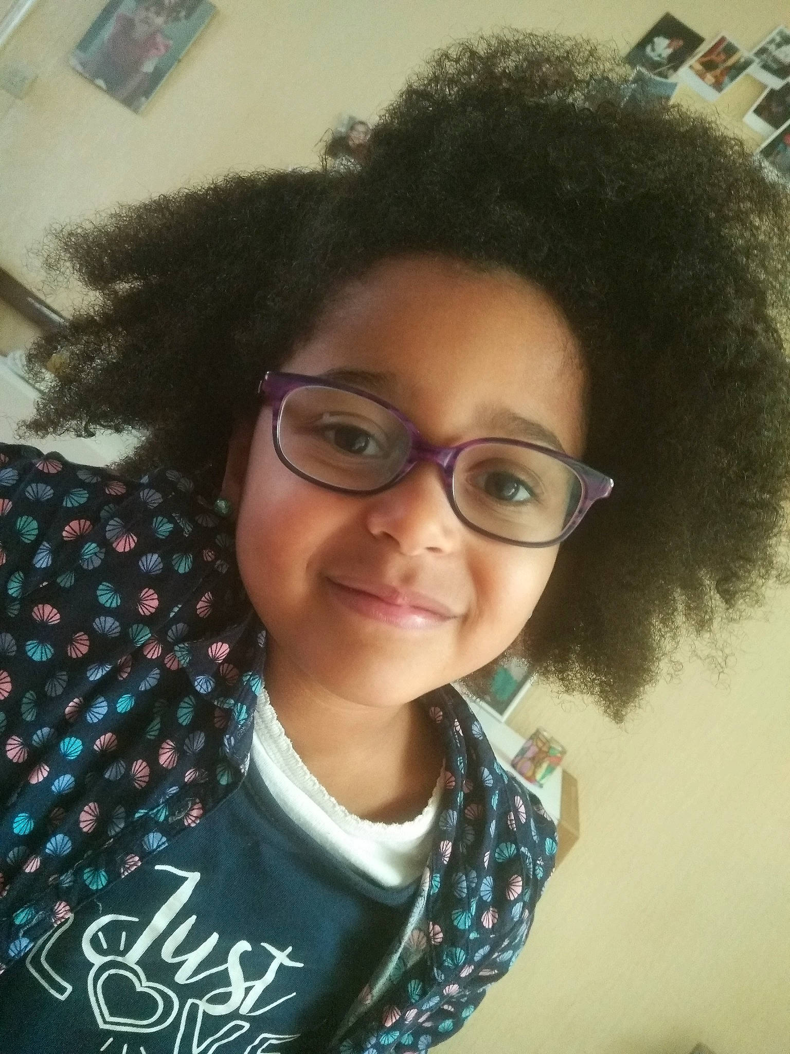 Joy participe au concours pour gagner de l'argent avec cette photo : afro, black_hair, cool, eyebrow, eyewear, face, forehead, glasses, hair, hair_coloring, hairstyle, human, jheri_curl, joy, lip, long_hair, nose, person, photography, selfie