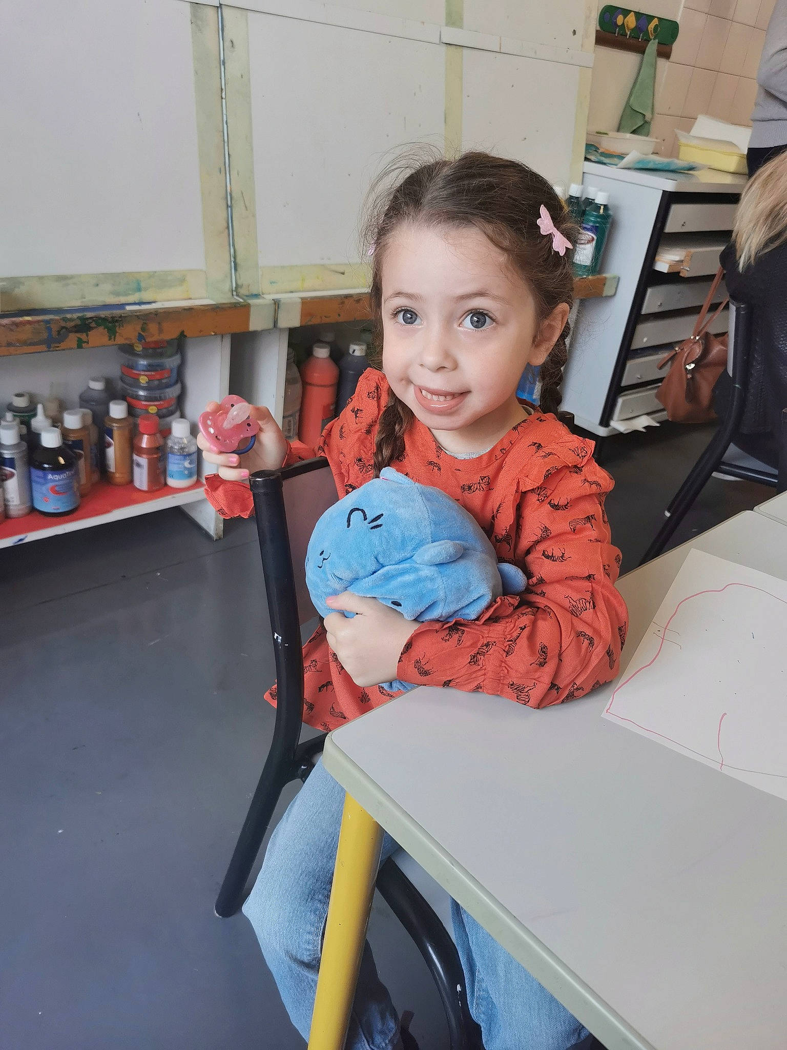 Sophia participe au concours pour gagner de l'argent avec cette photo : baby, chair, child, desk, electric_blue, event, fashion_design, fun, happy, joy, leisure, person, room, sitting, sleeve, smile, standing, t_shirt, table, toddler