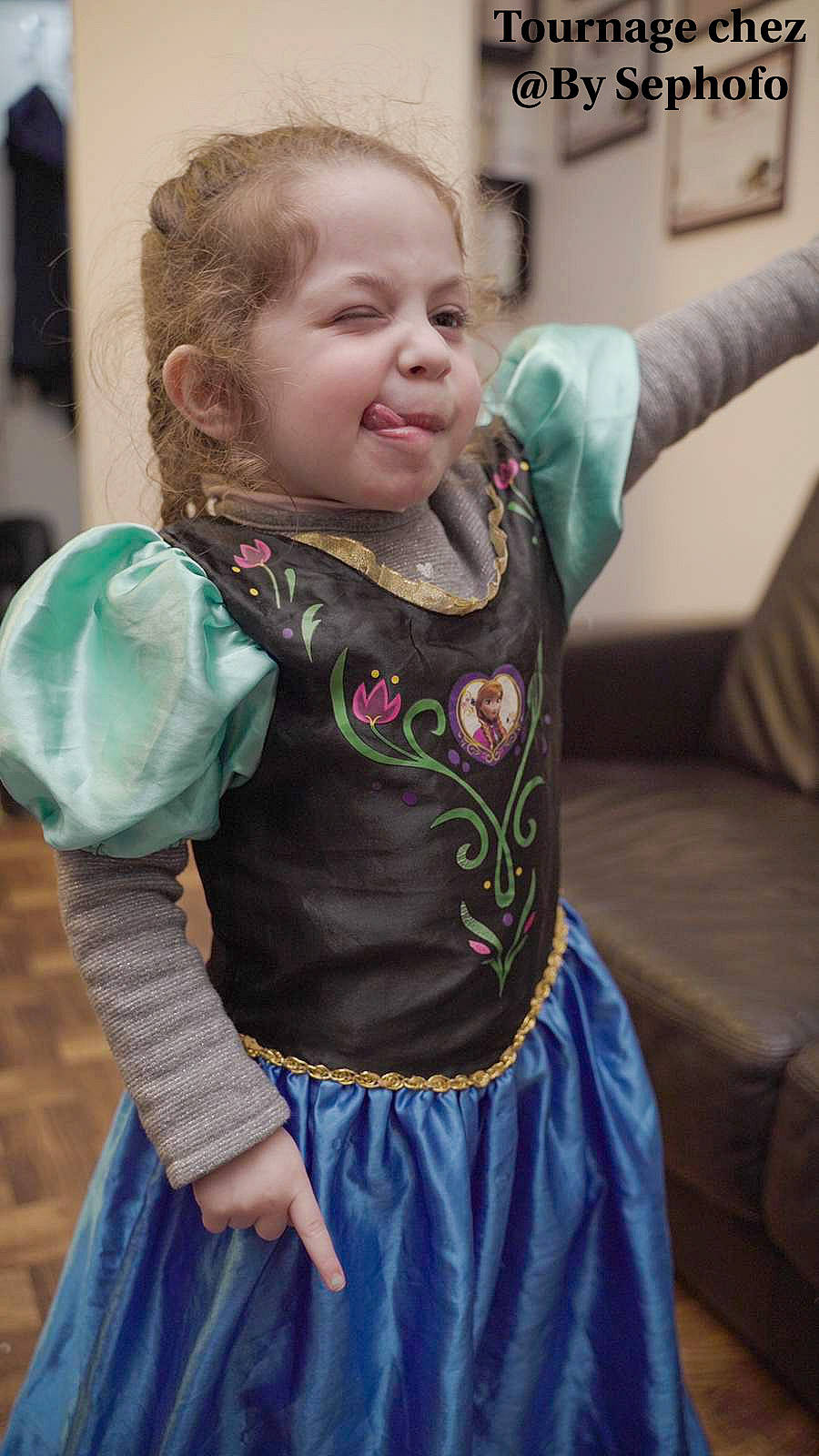 Sophia a rejoint le concours — aidez-le/la à gagner de superbes lots ! arm, baby_toddler_clothing, cheek, couch, eye, face, gesture, hair, happy, head, iris, neck, organ, outerwear, person, shoulder, skin, sleeve, smile, standing