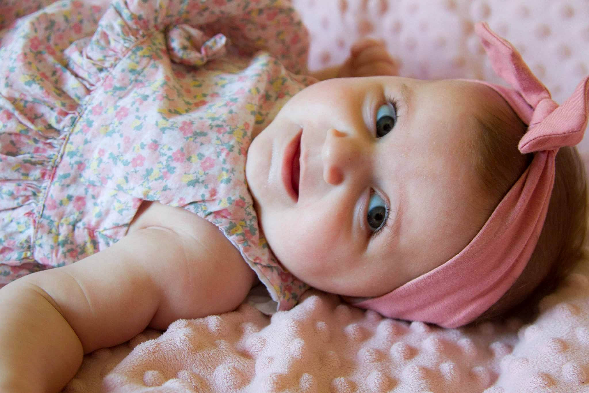 Violette a rejoint le concours — aidez-le/la à gagner de superbes lots ! baby, baby_toddler_clothing, cheek, chin, comfort, eye, eyebrow, eyelash, face, finger, happy, head, headwear, iris, lip, mouth, nose, person, pink, skin