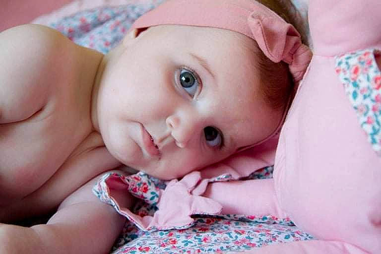 Violette participe au concours pour gagner de l'argent avec cette photo : arm, baby, baby_toddler_clothing, cheek, comfort, dress, eye, eyebrow, eyelash, face, facial_expression, hand, human_body, iris, lip, mouth, muscle, nose, person, skin