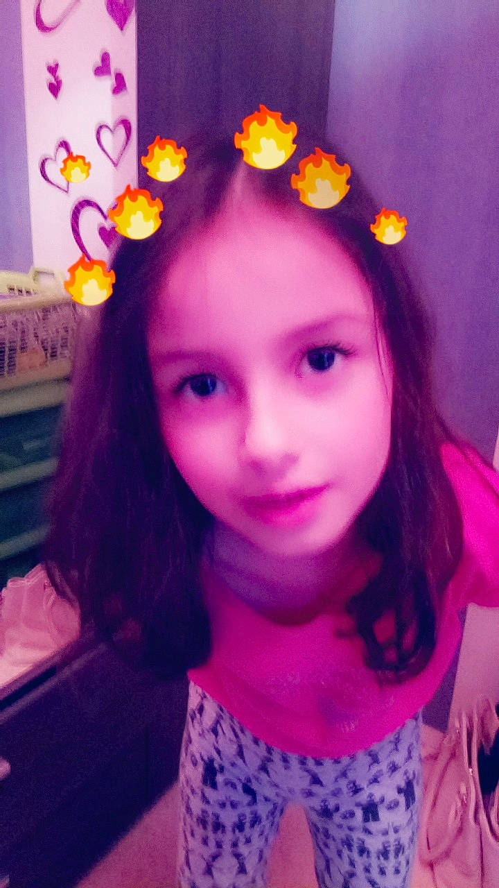 Amel participe au concours pour gagner de l'argent avec cette photo : beauty, black_hair, cheek, eye, eyebrow, face, forehead, girl, hair, hair_accessory, hair_coloring, hairstyle, head, human_hair_color, lip, nose, person, pink, purple, skin