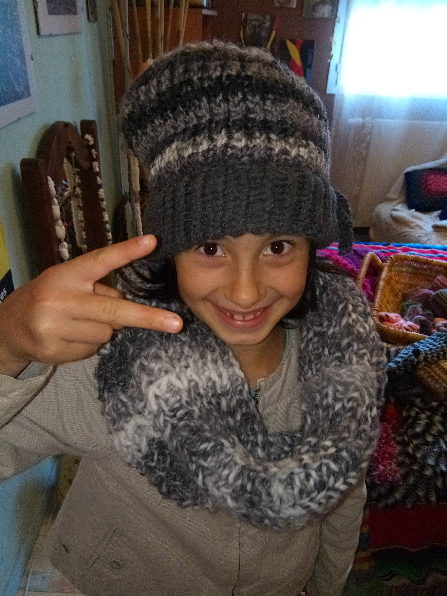 Amel participe au concours pour gagner de l'argent avec cette photo : beanie, black_hair, bonnet, brown_hair, cap, crochet, forehead, girl, hair, hair_accessory, hair_coloring, hairstyle, hat, headgear, headwear, joy, knit_cap, knitting, long_hair, person