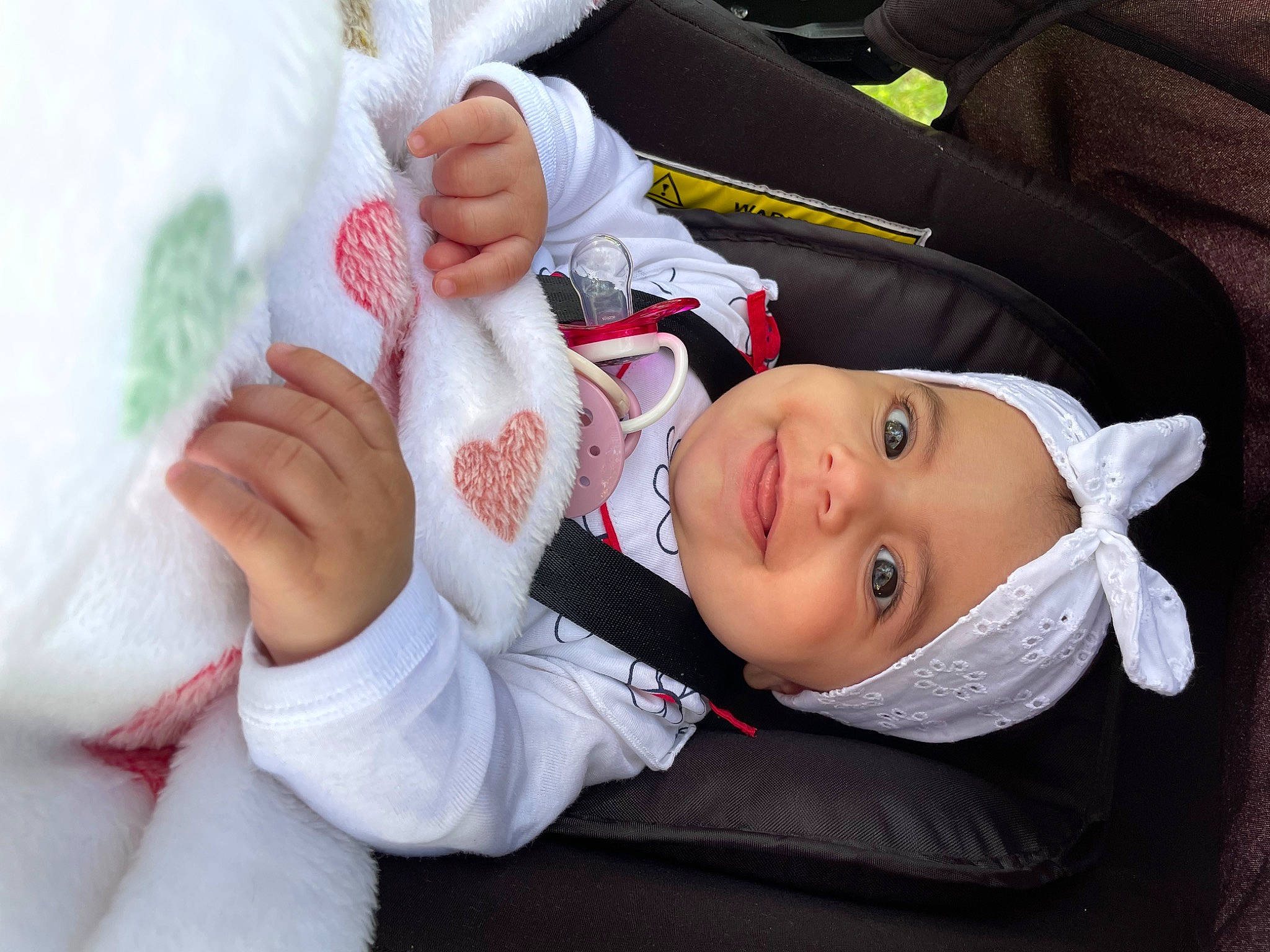 Leyana participe au concours pour gagner de l'argent avec cette photo : baby, baby_products, baby_toddler_clothing, cheek, child, comfort, dress, eye, eyelash, finger, foot, gesture, hand, happy, headwear, joy, nail, person, skin, smile