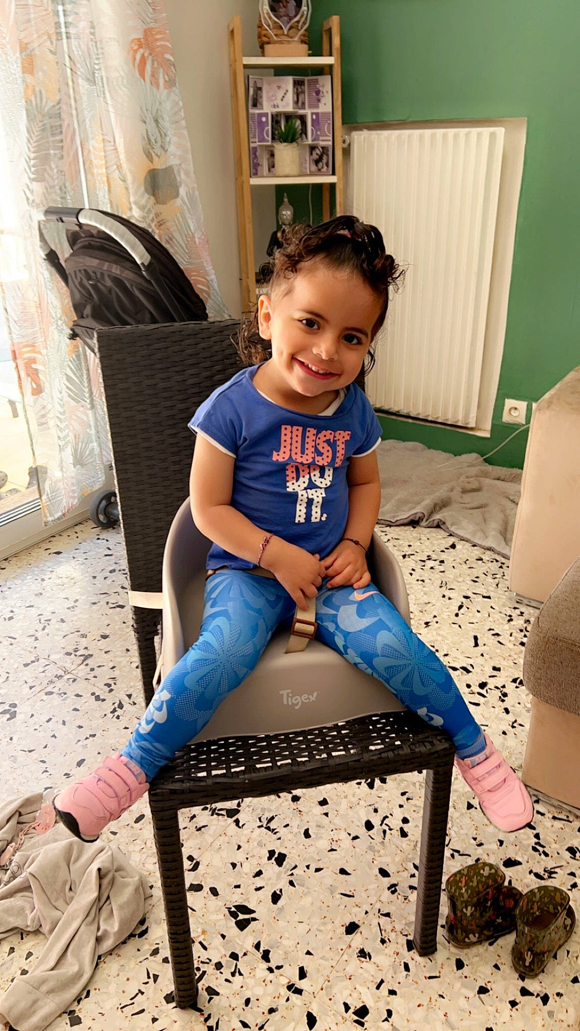 Leyana participe au concours pour gagner de l'argent avec cette photo : black, chair, fashion, flash_photography, floor, flooring, hairstyle, happy, human_body, joy, knee, leg, leisure, person, shoe, sleeve, smile, standing, t_shirt, thigh