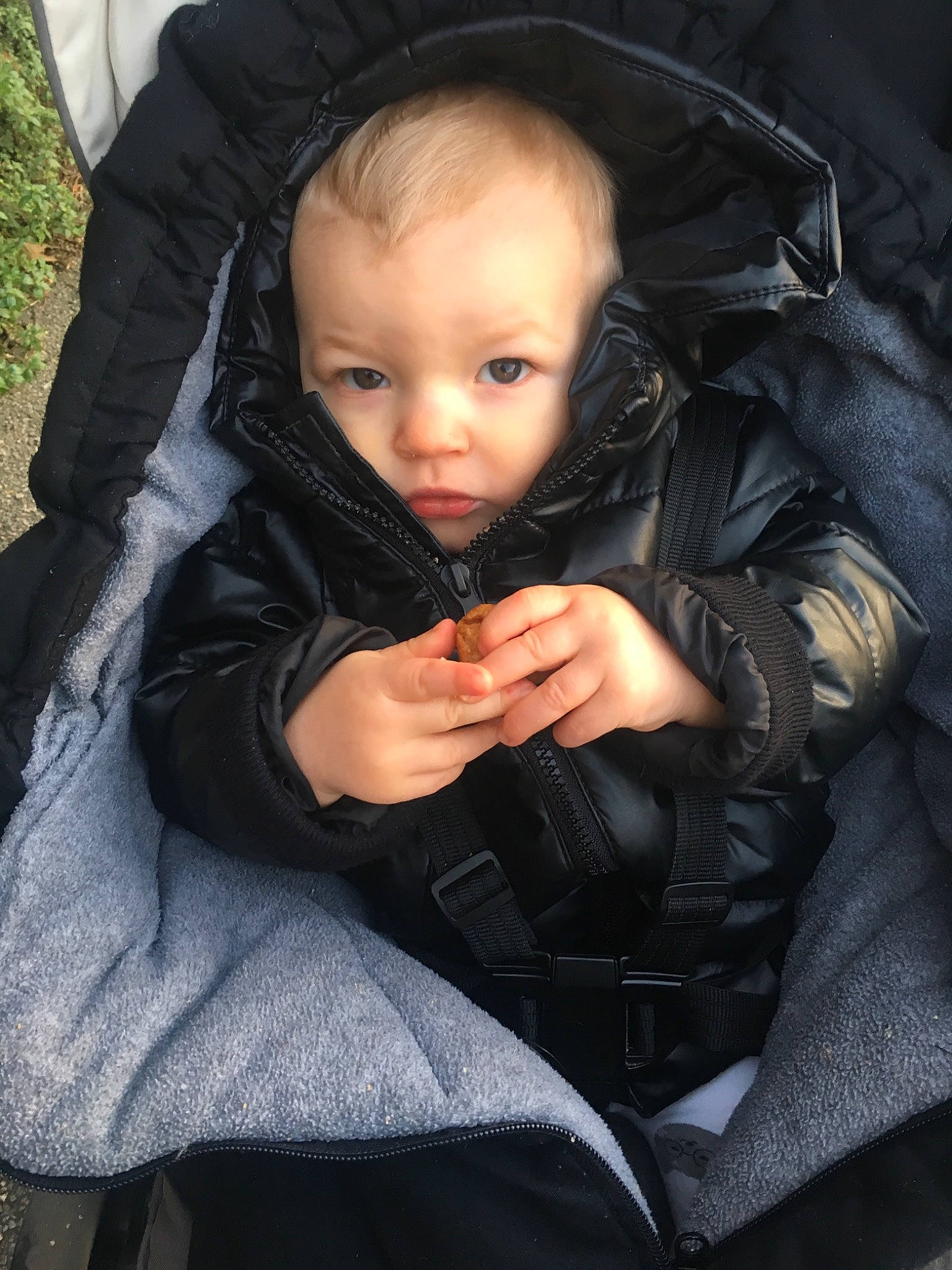 Mani a rejoint le concours — aidez-le/la à gagner de superbes lots ! black_hair, cheek, child, eye, face, finger, hand, head, jacket, material_property, nose, outerwear, person, photography