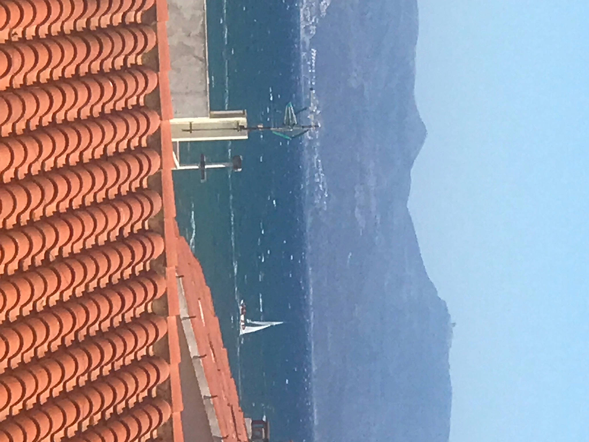 Perle a rejoint le concours — aidez-le/la à gagner de superbes lots ! azure, boat, building, city, composite_material, electric_blue, engineering, facade, lake, line, metal, mountain, reflection, sky, tints_and_shades, water, wood