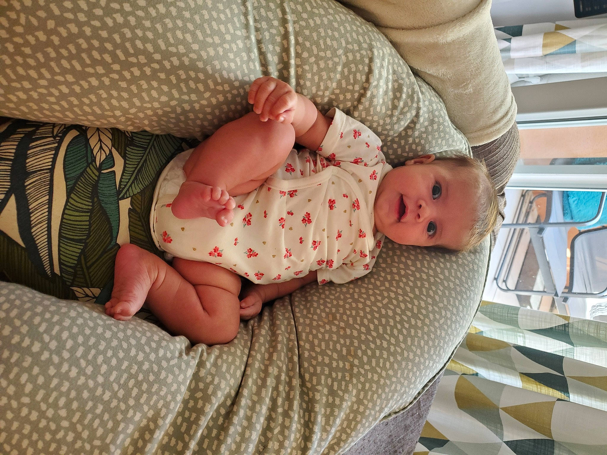 Jade a rejoint le concours — aidez-le/la à gagner de superbes lots ! abdomen, baby, baby_products, baby_safety, baby_sleeping, baby_toddler_clothing, child, comfort, eye, finger, head, human_body, leg, linens, pattern, person, skin, sleeve, stomach, toddler