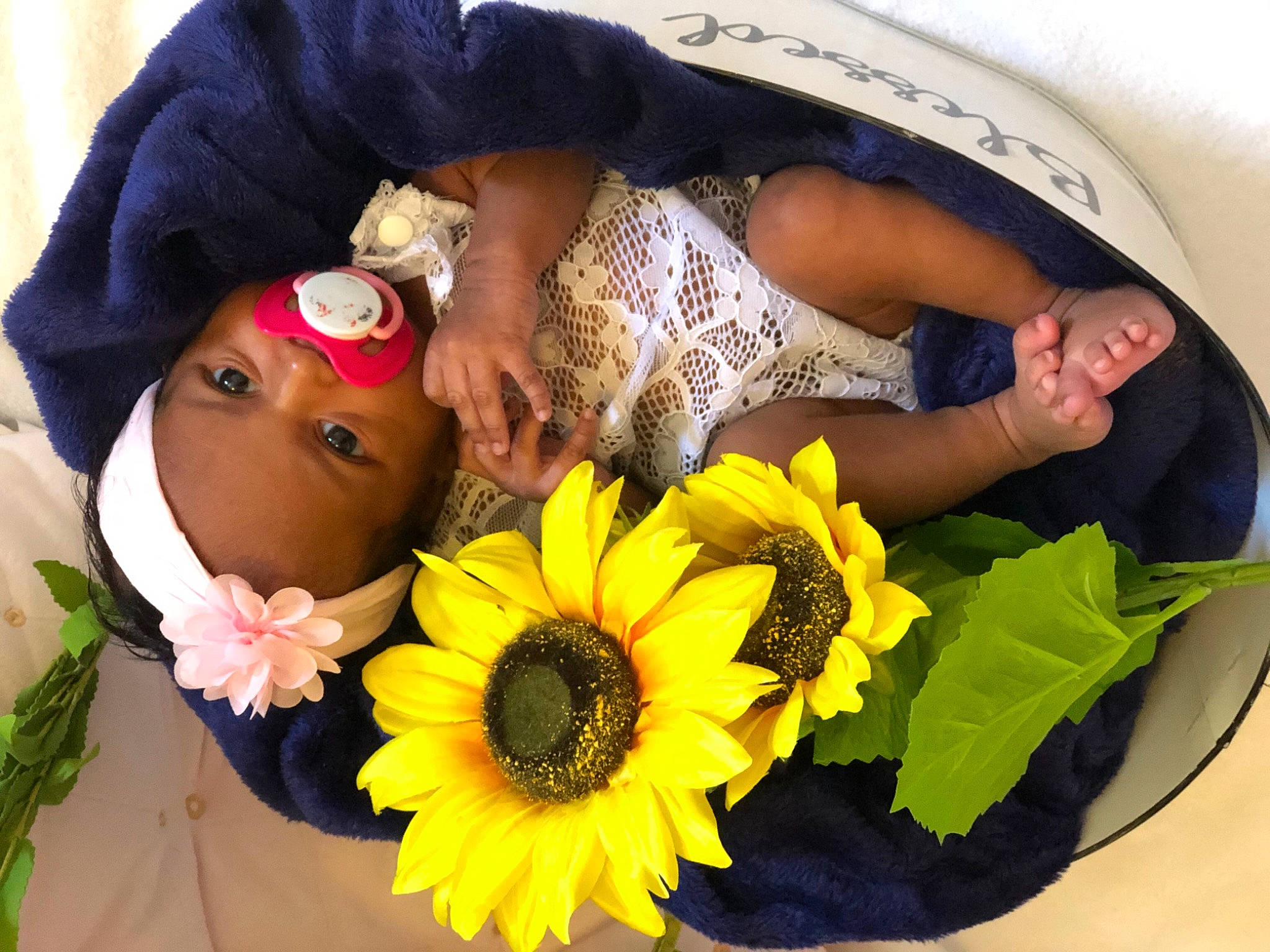 Halo is registered to the contest to win money with this photo: beauty, bouquet, dress, flower, flower_arranging, fun, hairstyle, hand, happy, headgear, headpiece, orange, person, petal, plant, summer, sunglasses, textile, wedding_ceremony_supply, wedding_dress