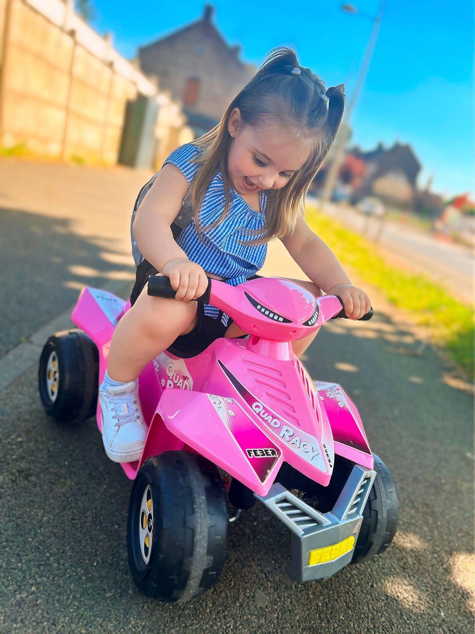 Naelys a rejoint le concours — aidez-le/la à gagner de superbes lots ! alloy_wheel, automotive_design, automotive_exterior, automotive_tire, dress, happy, human_body, leg, motor_vehicle, person, recreation, riding_toy, rim, rolling, sky, tire, toddler, toy, travel, vehicle
