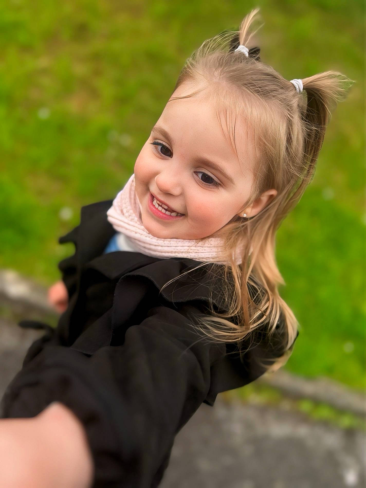 Naelys a rejoint le concours — aidez-le/la à gagner de superbes lots ! baby, blond, brown_hair, child, eye, flash_photography, fun, gesture, grass, hand, happy, head, human_body, iris, joy, people_in_nature, person, plant, skin, smile